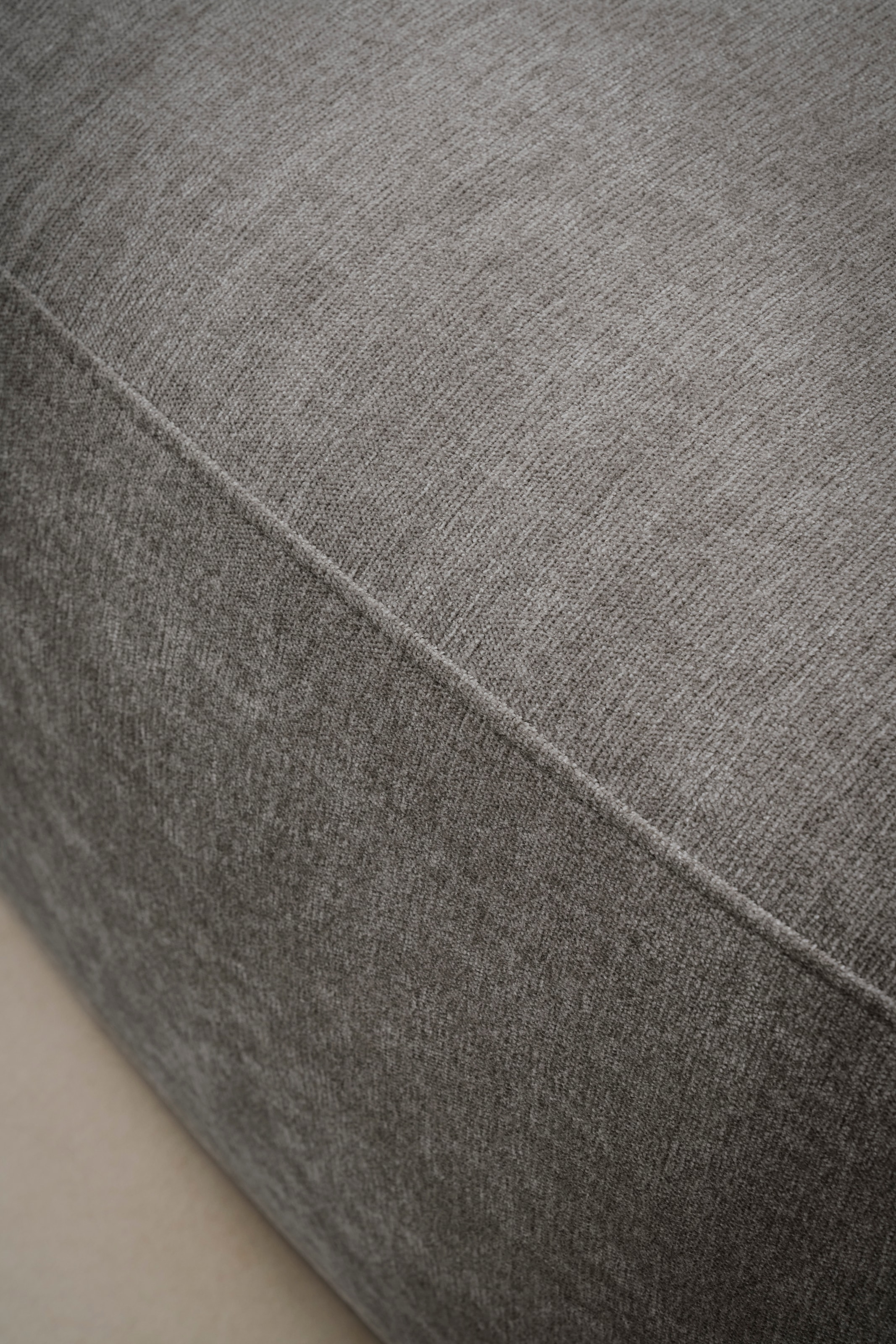 OTTO home 2,5-Sitzer »Kaarl, rundes Loungesofa, Sofa mit Kissen, perfekt gepolstert« Webstoff, in fünf Farben, zeitloses Design, inkl. 5 Rückenkissen