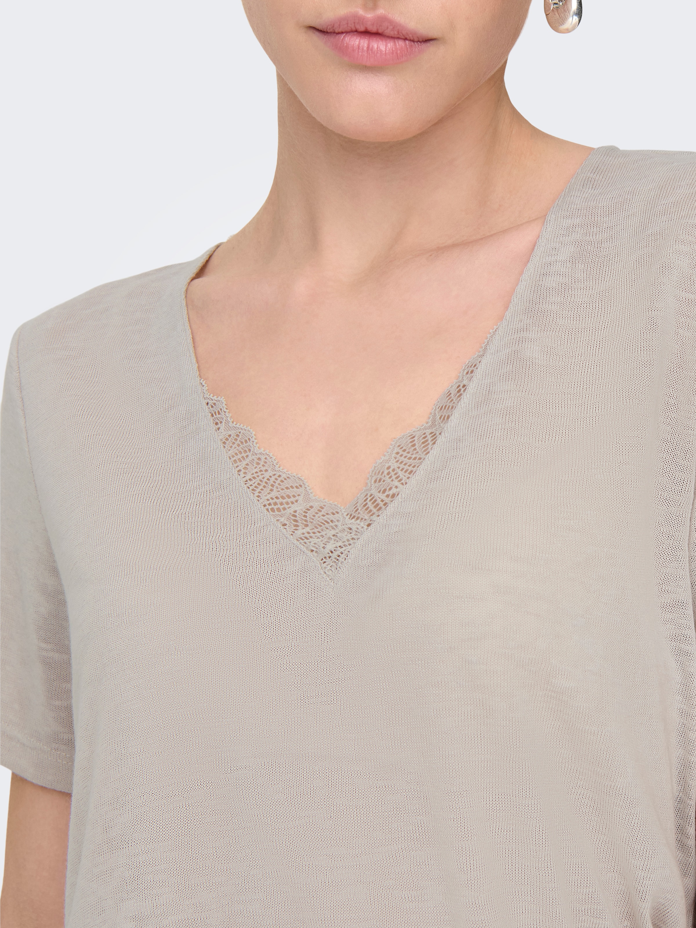 ONLY V-Shirt »ONLZOLA LIFE S/S V-NECK LACE TOP JRS«
