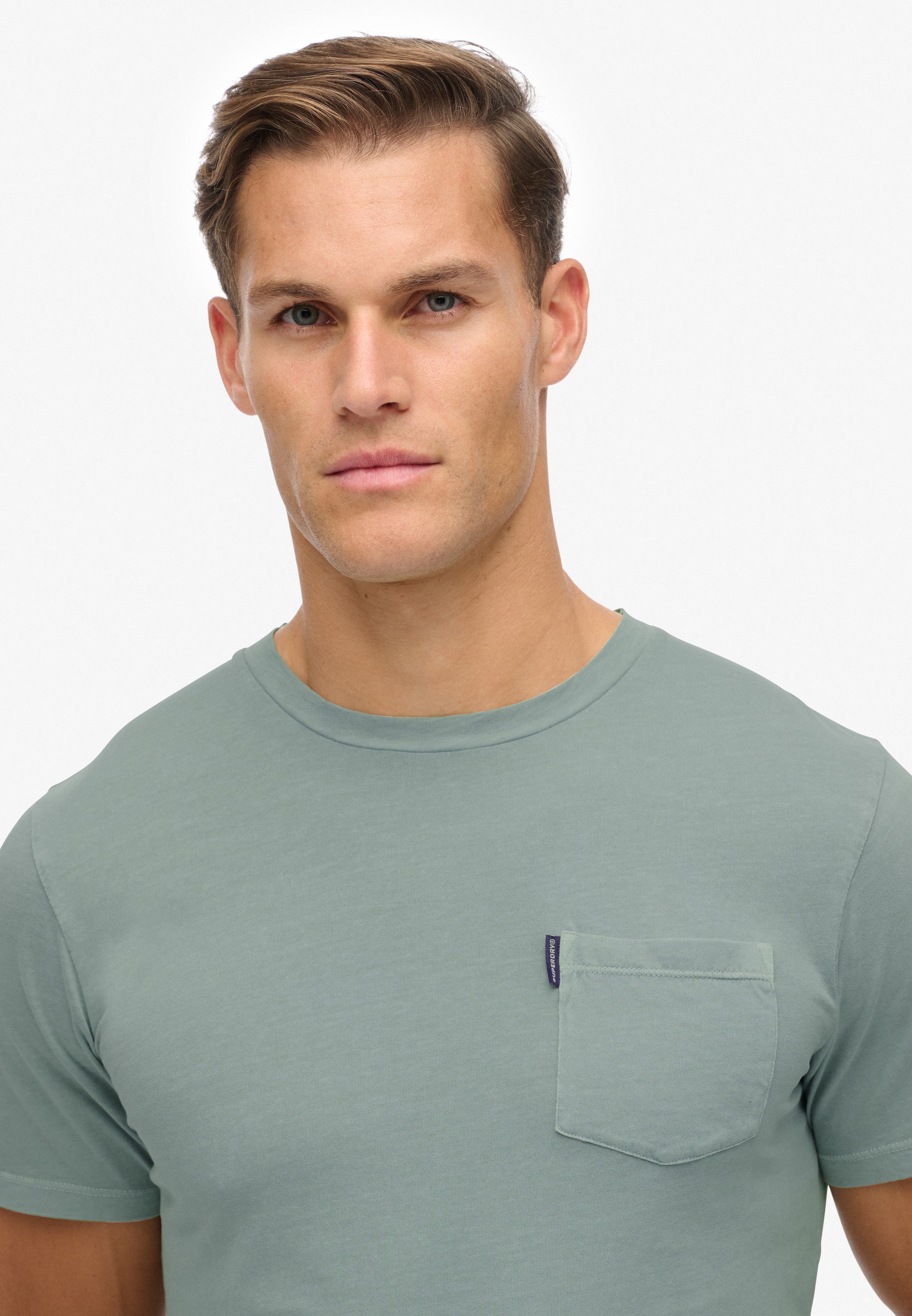 Superdry Rundhalsshirt »CLASSIC ESSENTIAL POCKET TEE«, mit stylischer, aufgesetzter Brusttasche