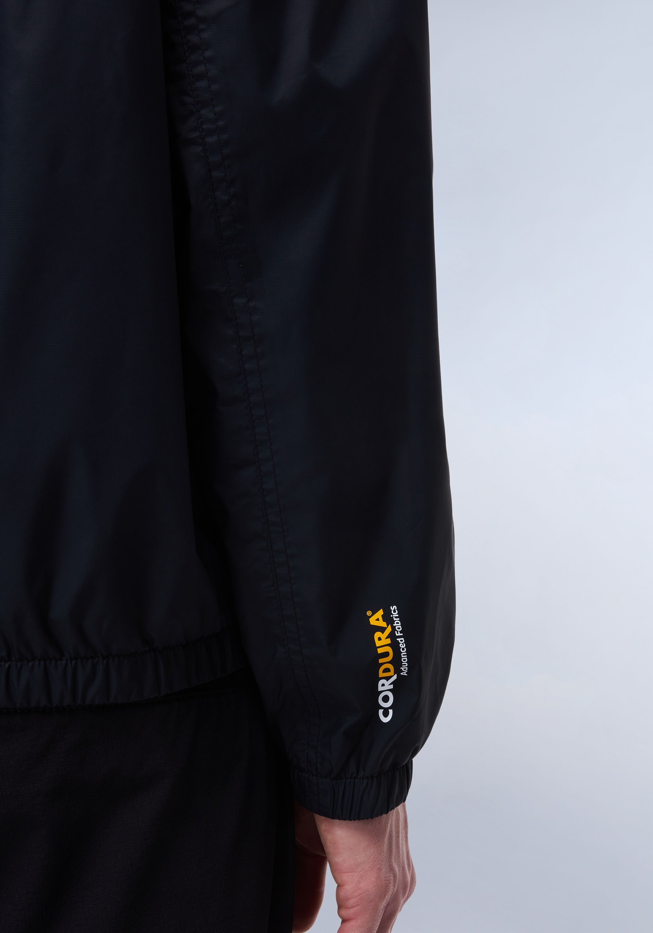 Napapijri Windbreaker »A-CLOUDY 041 BLACK«, mit Kapuze, Mit Markenlabel von Napapijri im Rücken und auf dem Ärmel
