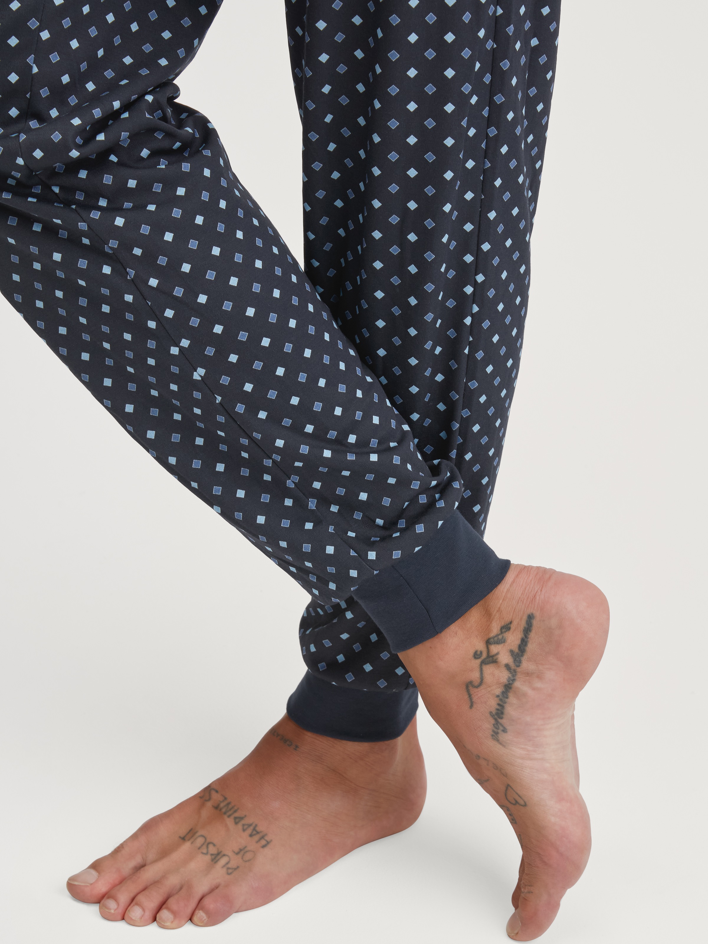 CALIDA Schlafanzug »Relax Streamline«, (2 tlg.), mit V-Neck und Bündchen