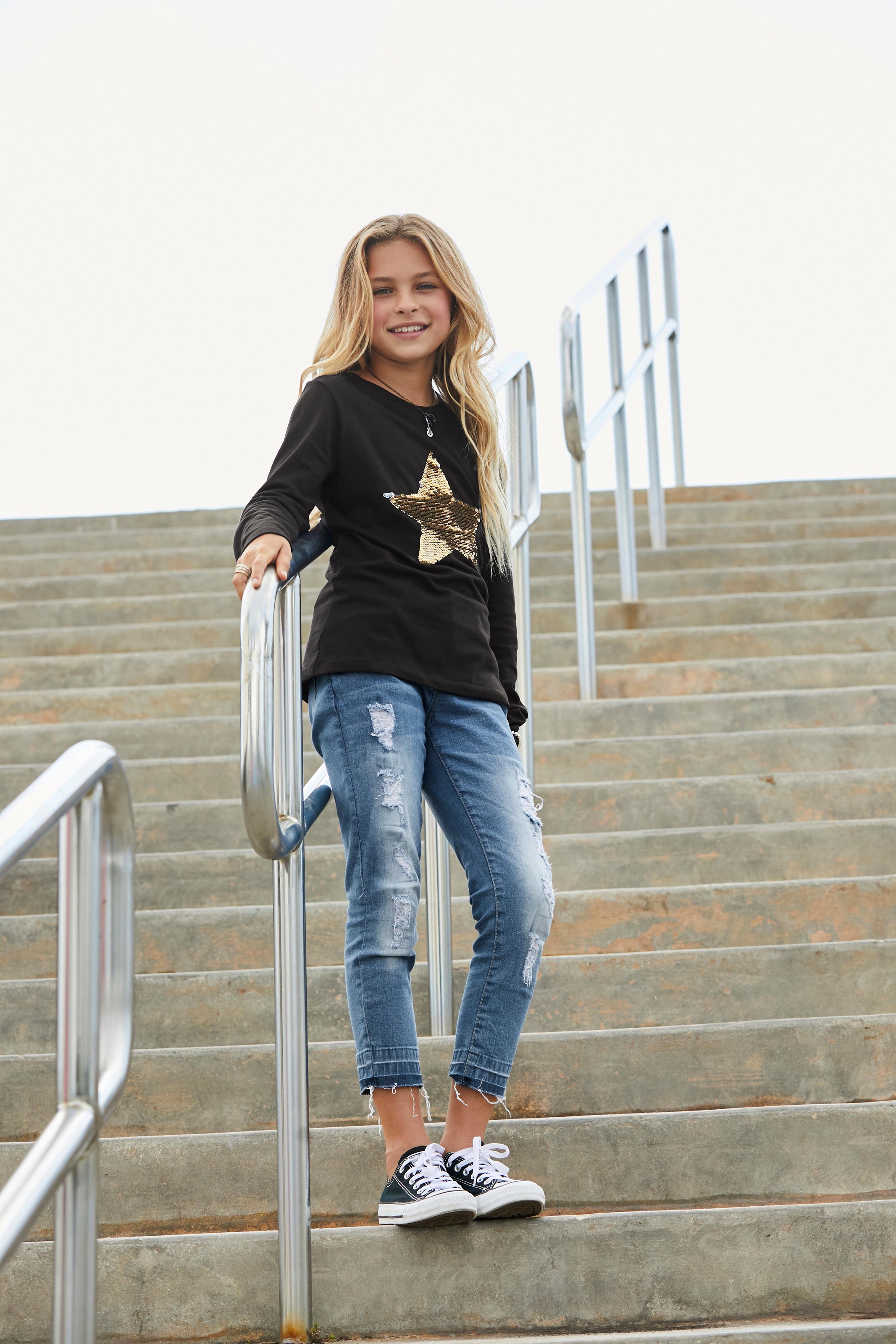 KIDSWORLD Langarmshirt »STERN«, Langarm, taillierter Schnitt, mit glitzernden Pailletten