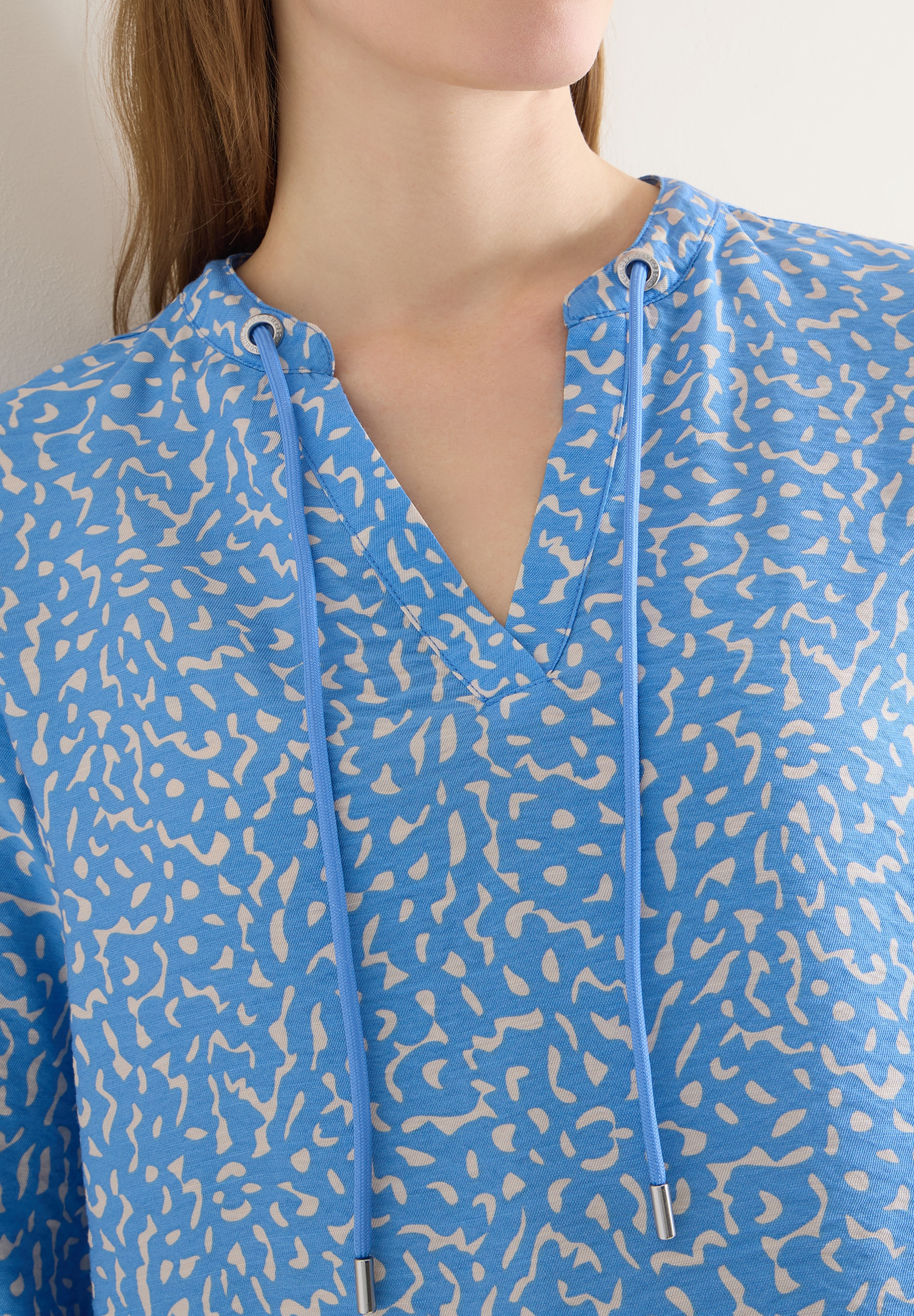 Cecil Langarmbluse mit Minimalprint und Splitneck