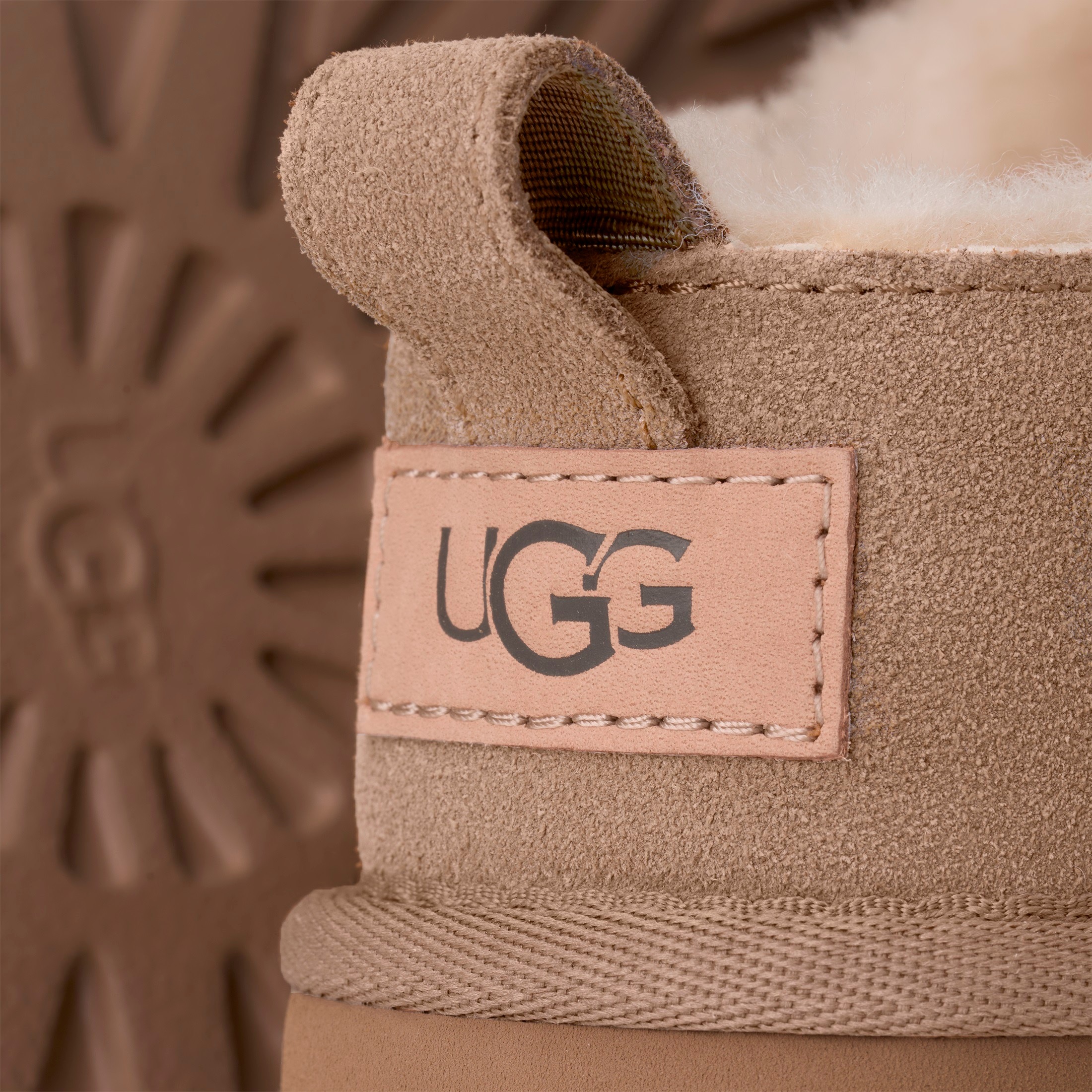 UGG Clog »CLASSIC MICRO«, Homeslippers, Pantoffel, Schlupfboot im neuen Design