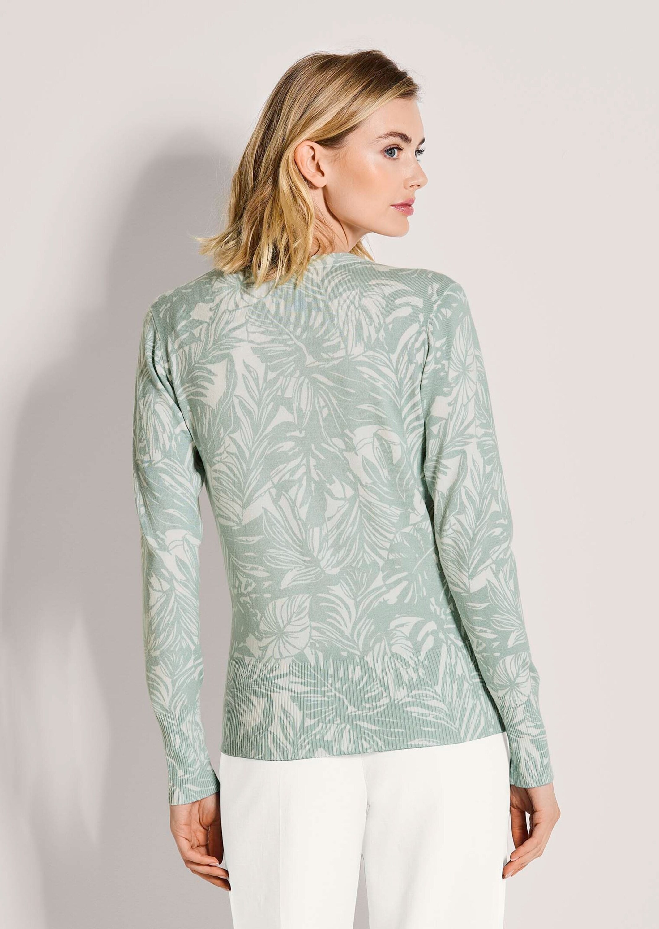 MADELEINE Strickjacke »Strickjacke Elegante Feinstrickjacke mit Print, V-Ausschnitt« Zarter Alloverprint