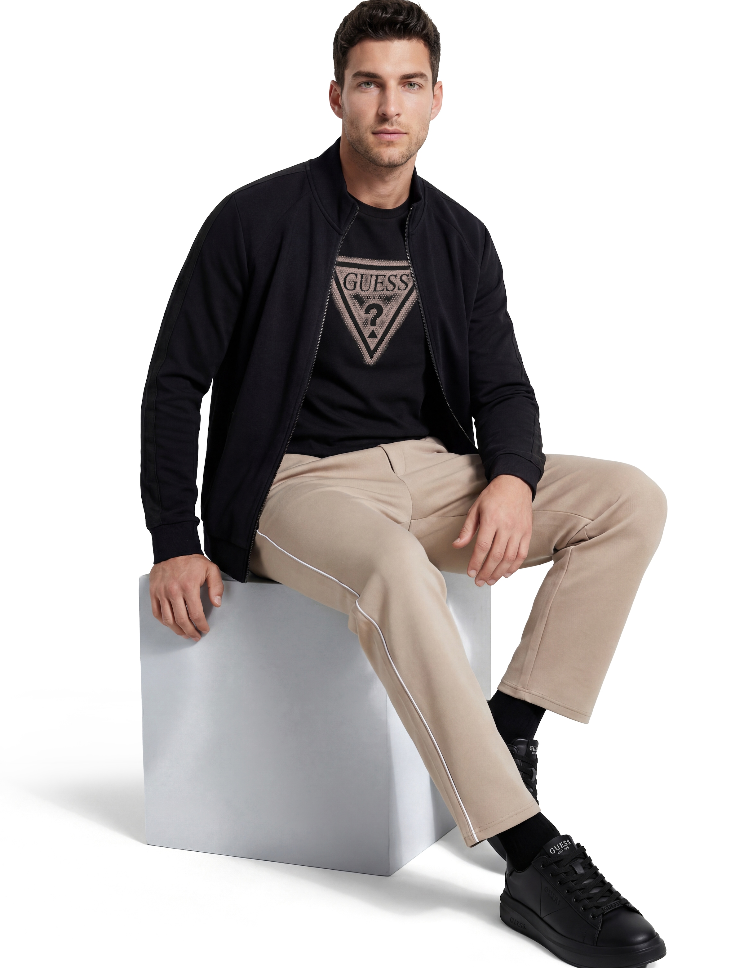 Guess T-Shirt »TRIANGLE SPRAY TEE« Rundhalsausschnitt, Baumwoll-Mix, Slim Fit