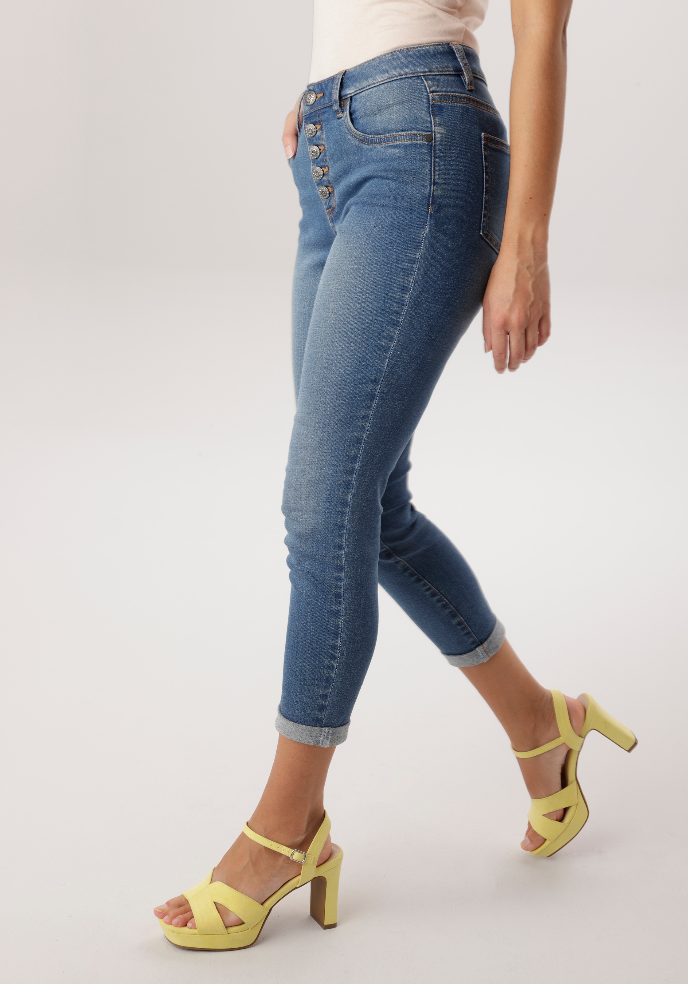 Aniston SELECTED Straight-Jeans sichtbare Knopfleiste und Used-Waschung - NEUE KOLLEKTION