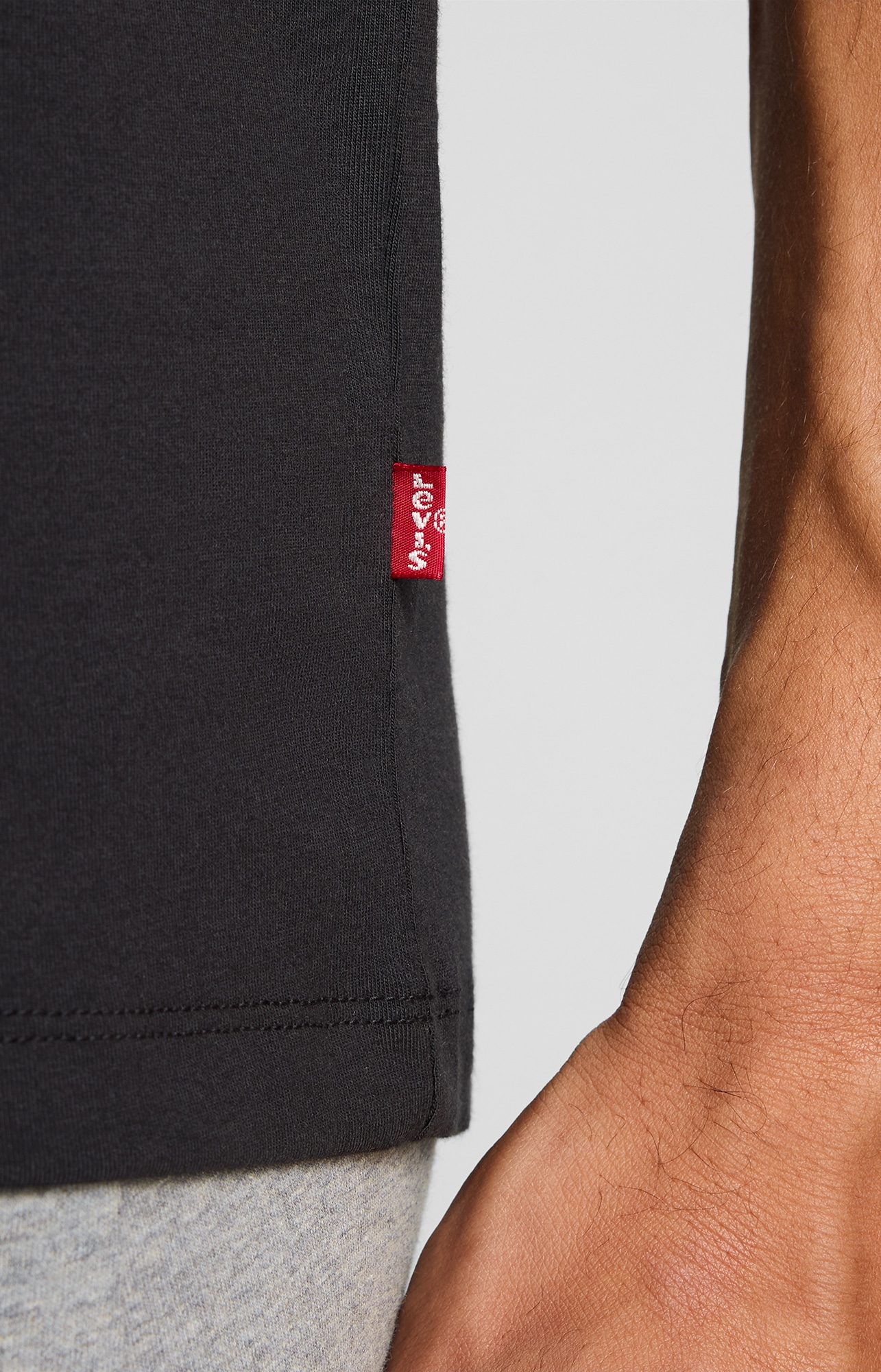 Levi's® T-Shirt »LEVIS MEN V-NECK« 2er Pack,  mit V-Ausschnitt und kurzen Ärmeln