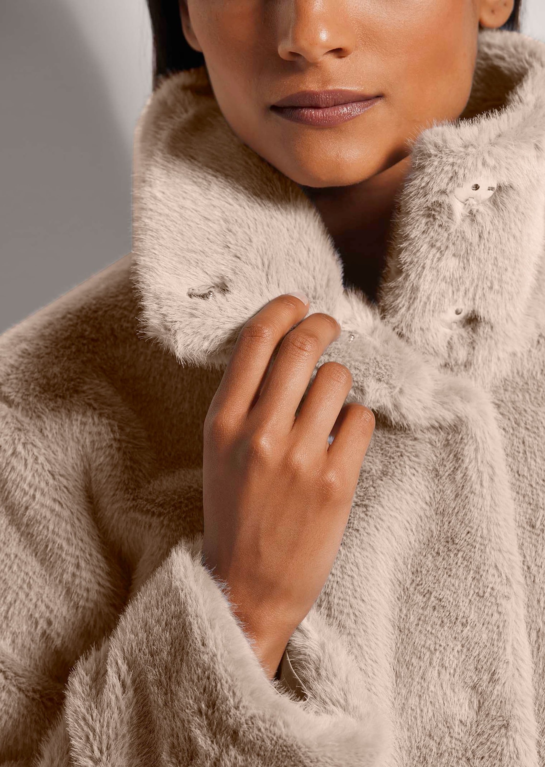 MADELEINE Kurzjacke »Jacke Webpelz-Kurzjacke mit Stehkragen«