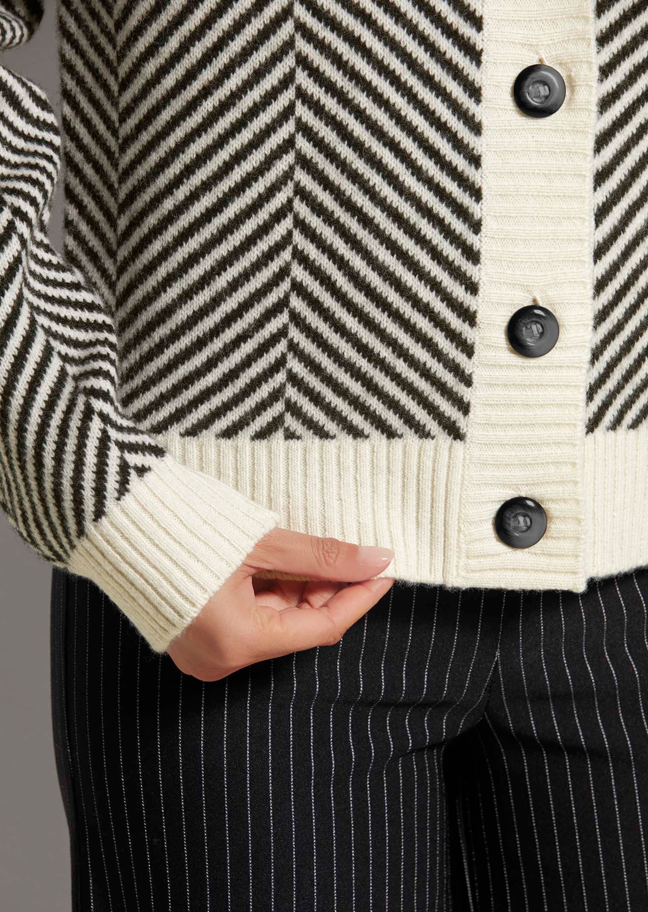 MADELEINE Strickjacke »Strickjacke Cardigan aus Schurwolle mit V-Ausschnitt«