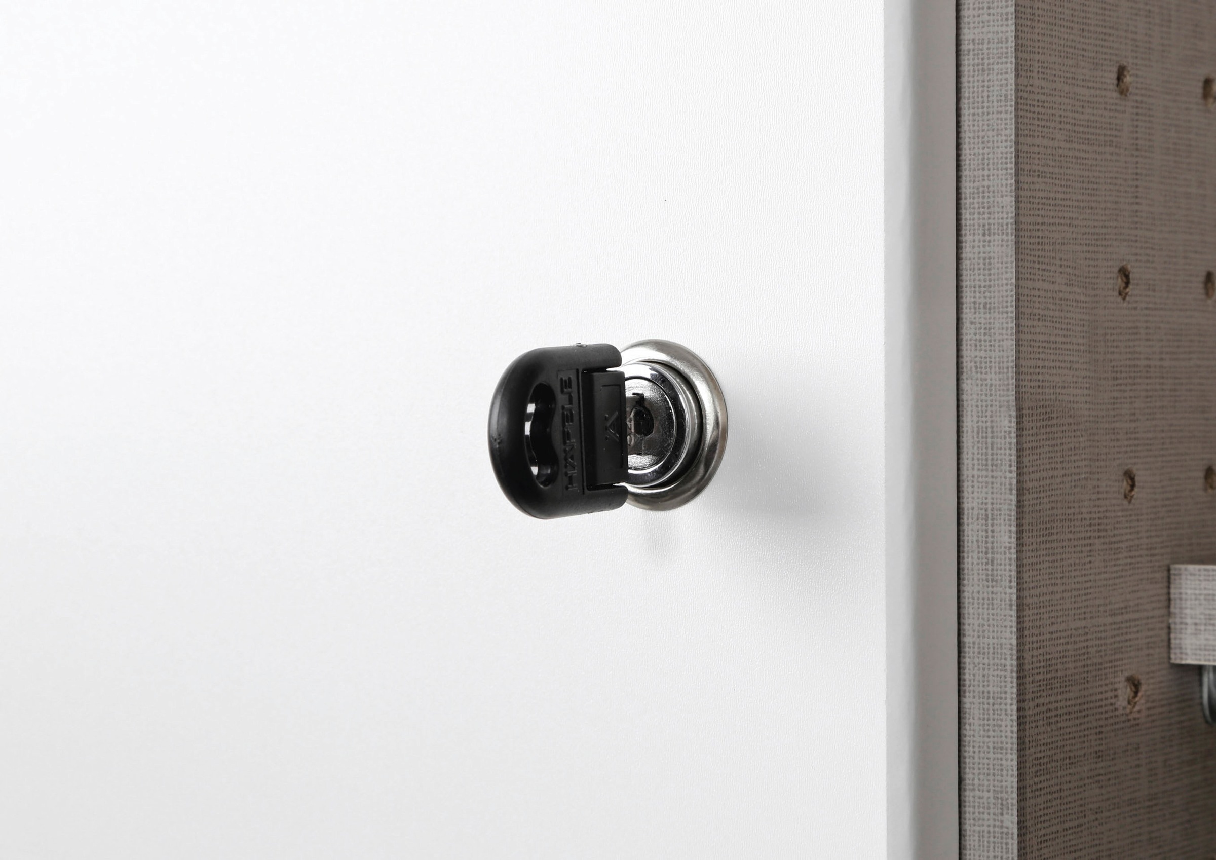 rauch Mehrzweckschrank »Garderobe Kleiderschrank Schrank Schuhschrank Putzschrank MINOSA« Breiten 47/69/91/136 cm, Höhen 197/210 cm,  In 4 Breiten mit vielen Einlegeböden für viel Stauraum MADE IN GERMANY