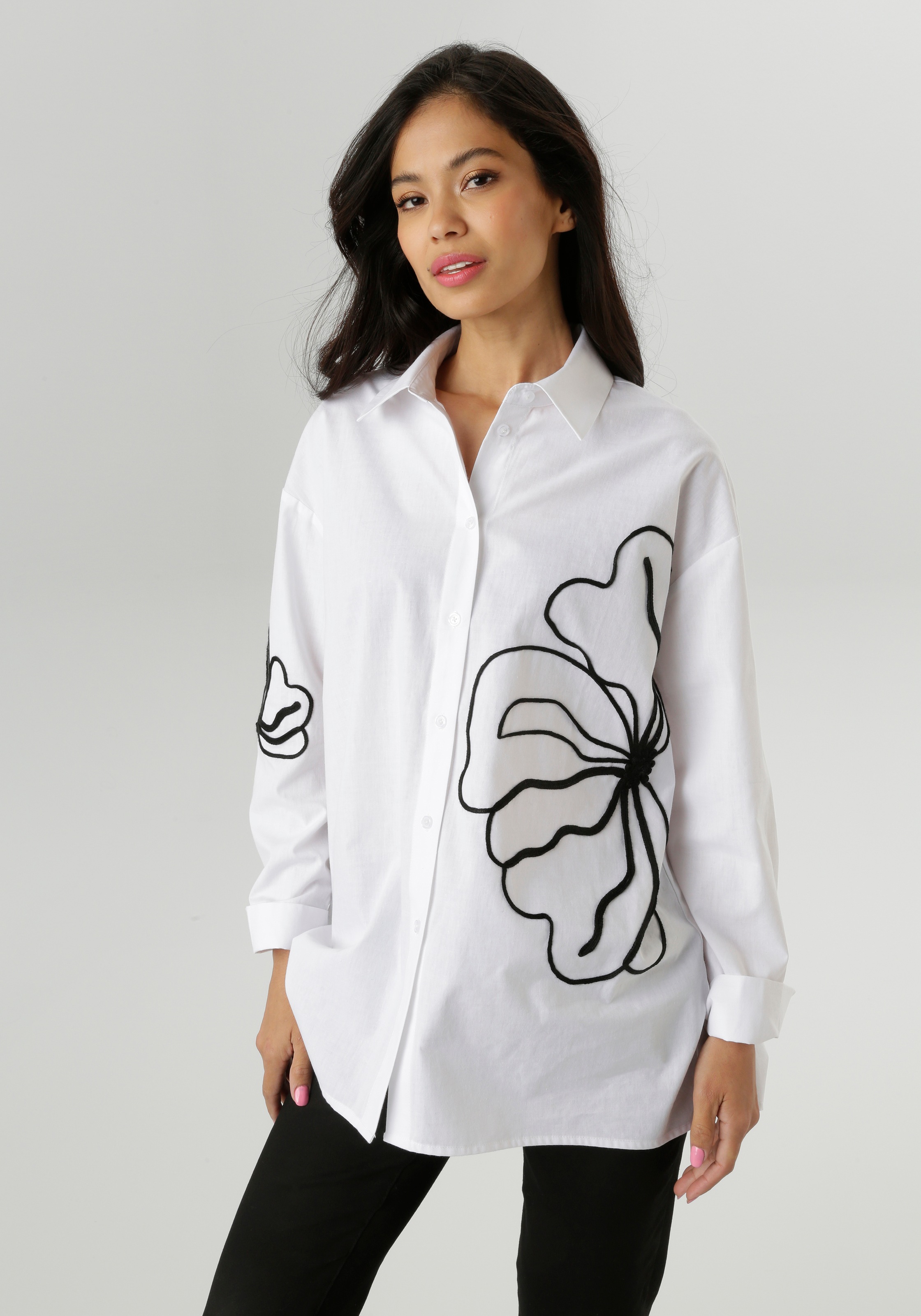 Aniston Selected Damen Hemdbluse mit Bordüren-Zierbändern aufgesetzte Blüten - NEUE KOLLEKTION in schwarz, Größe 40