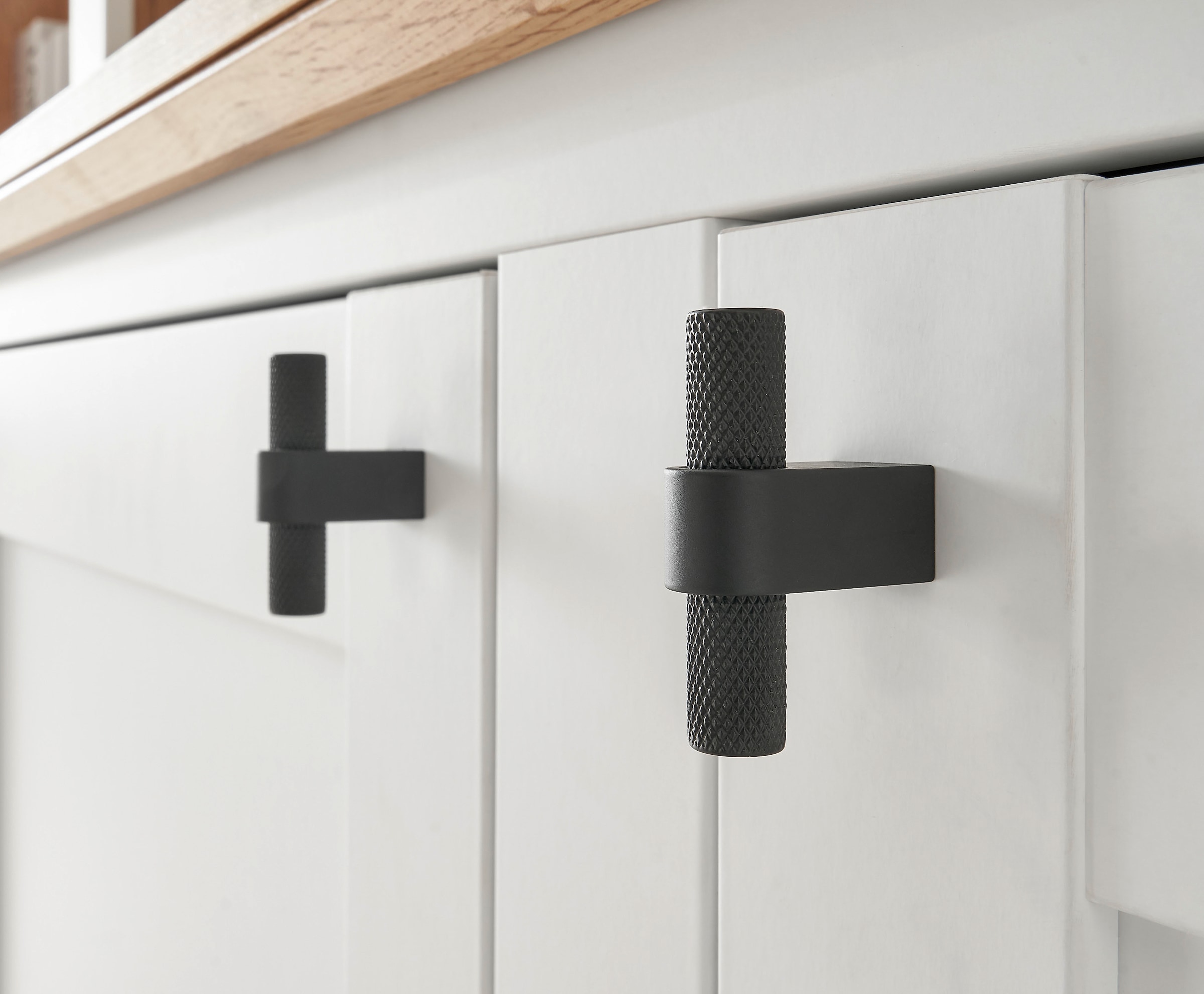 Home affaire Buffet »Bristol, Bücherschrank im Landhausstil, moderner Hochschrank« schwarze Metallgriffe, elegante Kranzoptik, mit Beleuchtung