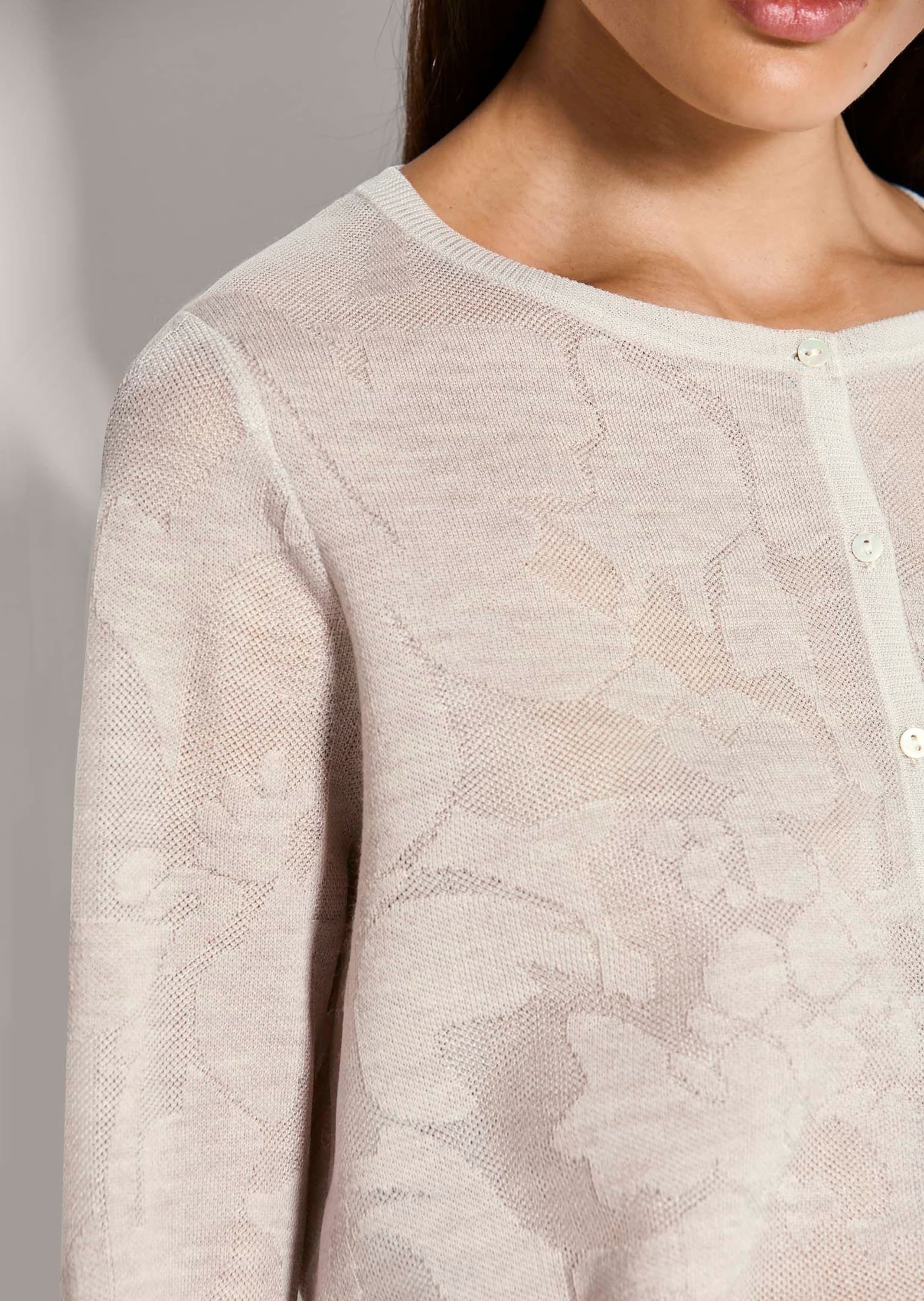 MADELEINE Strickjacke »Strickjacke Elegante Sommerjacke mit Rundhals, Feinstrick« Toniges Blumendesign