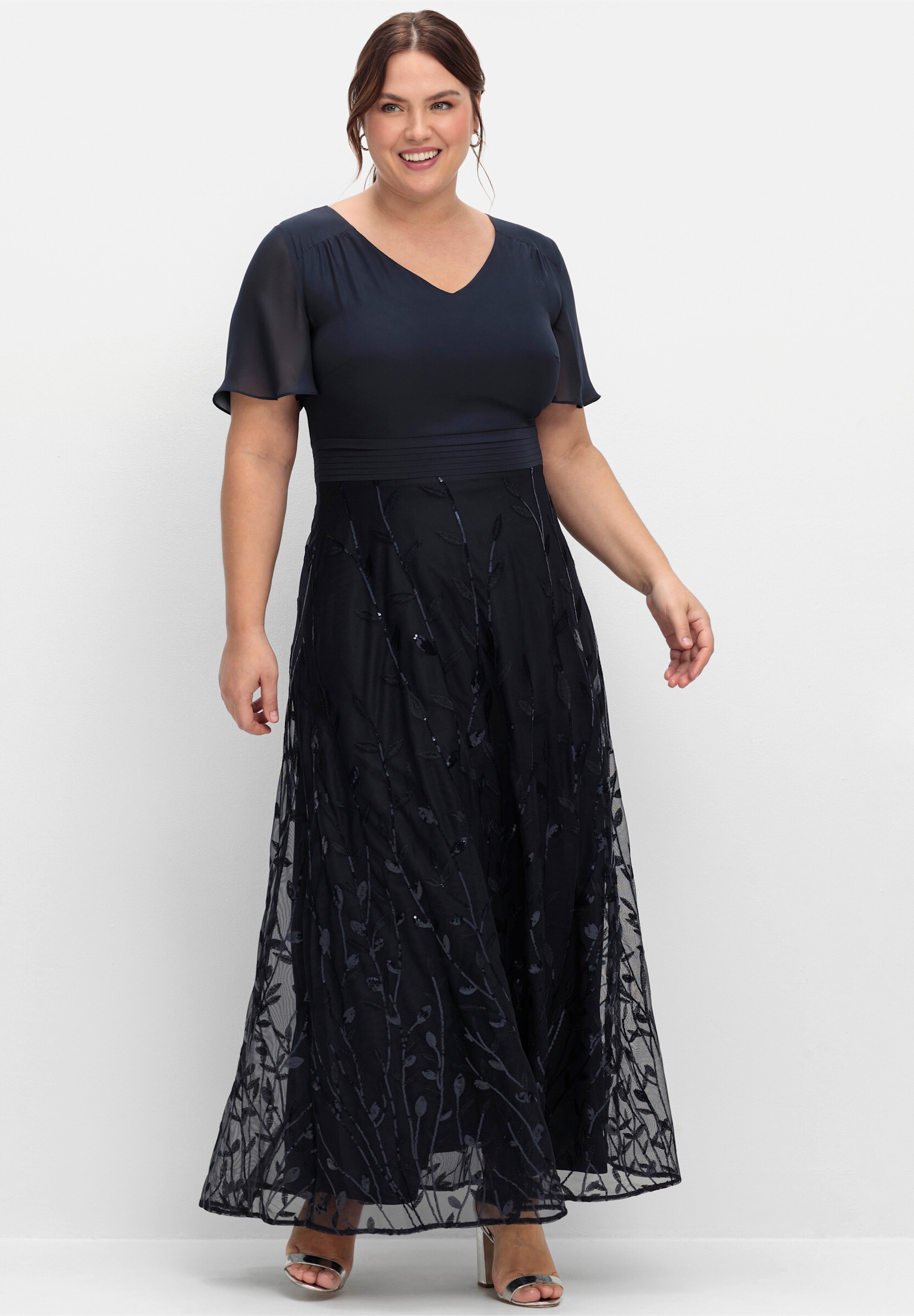 Sheego Maxikleid »Abendkleid Abendkleid mit Stickerei und Pailletten am Rock« Ohne Tasche mit Stickerei und Pailletten am Rock