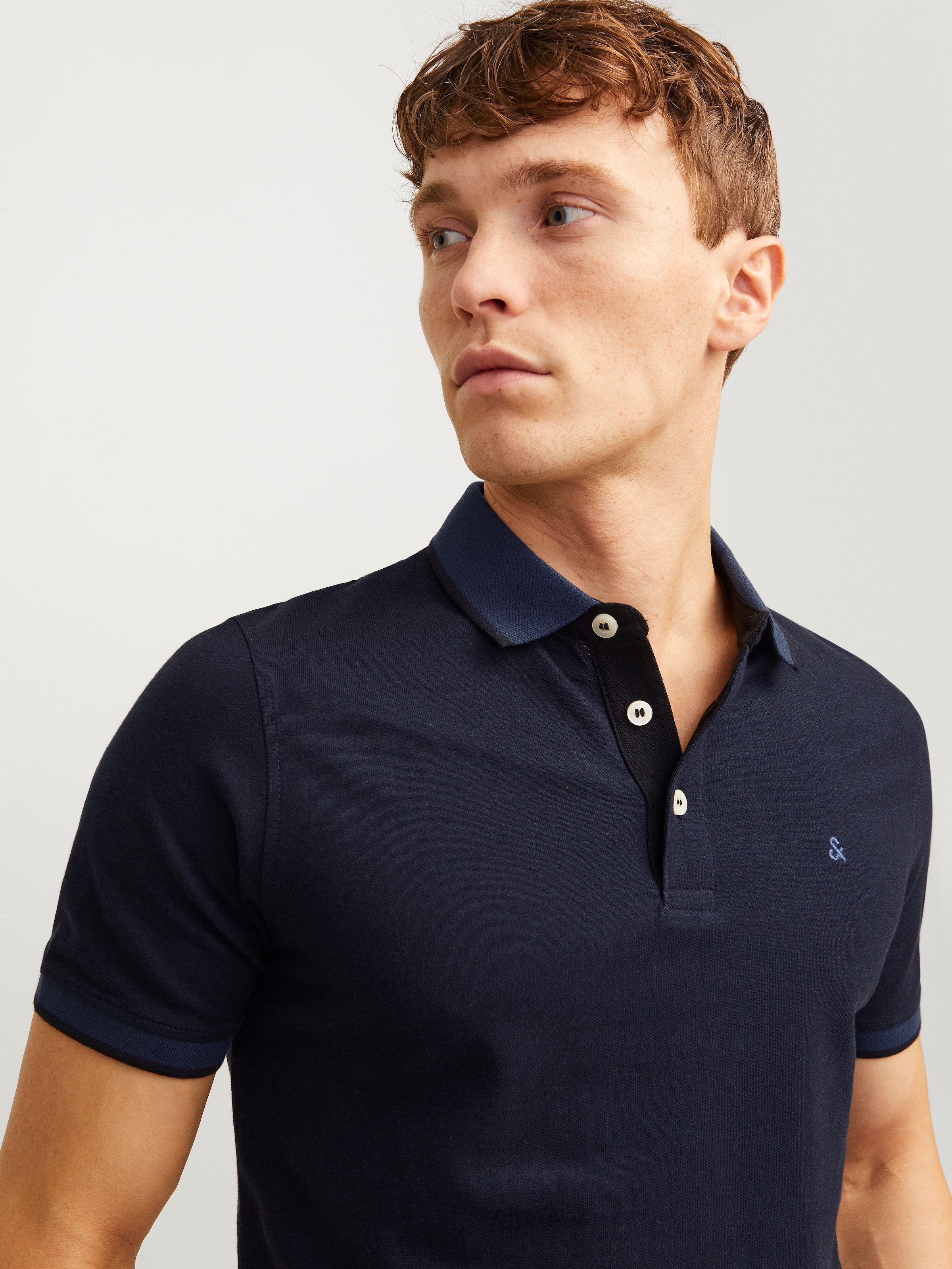 Jack & Jones Poloshirt »JJEPAULOS  Poloshirt mit klassischem Kragen und figurbetonter Form« Logostickerei, modisch, schmal, Baumwolle, Polokragen