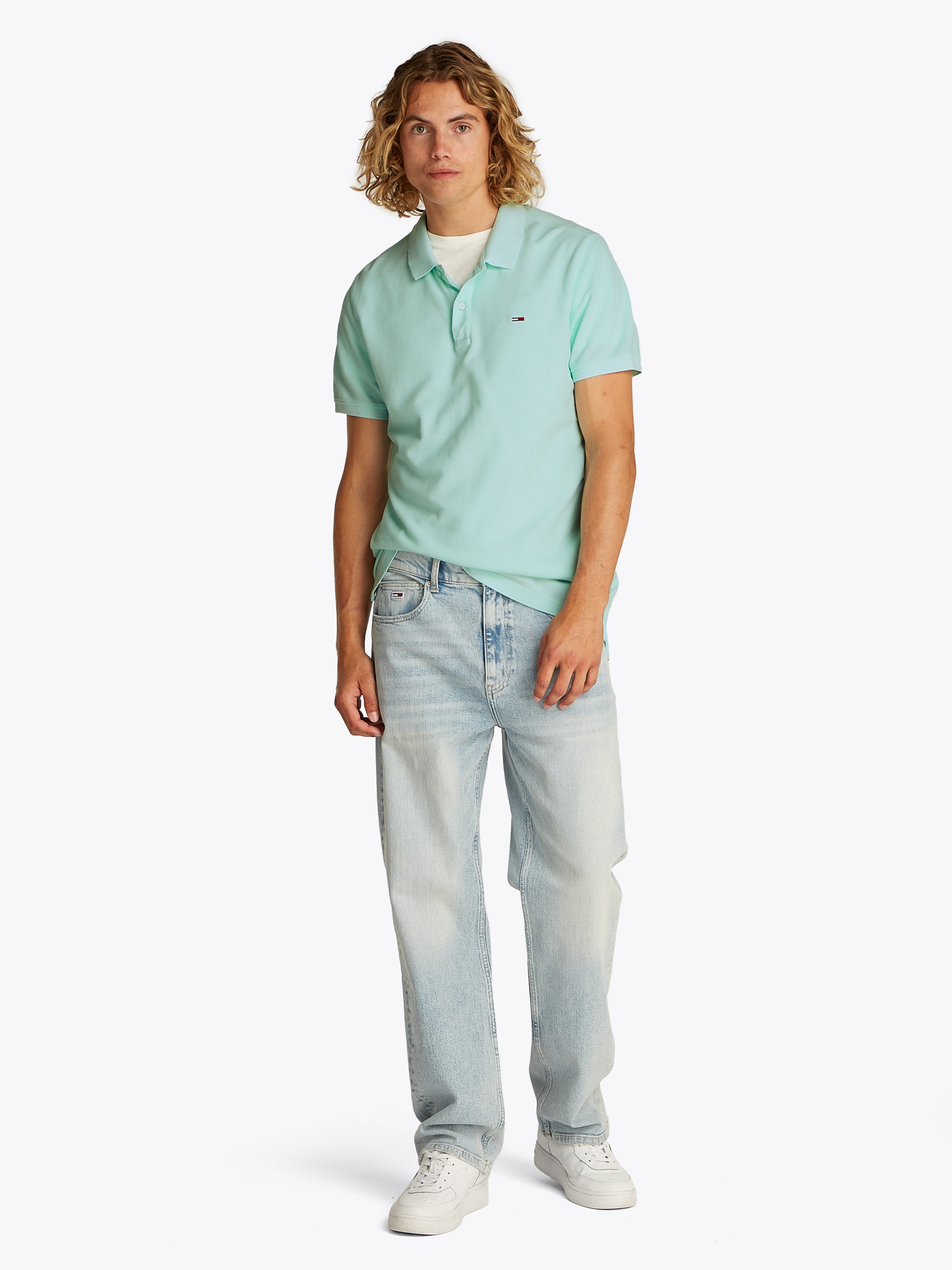 Tommy Jeans Poloshirt »TJM SLIM ESSENTIAL GD POLO SS«, mit Logostickerei