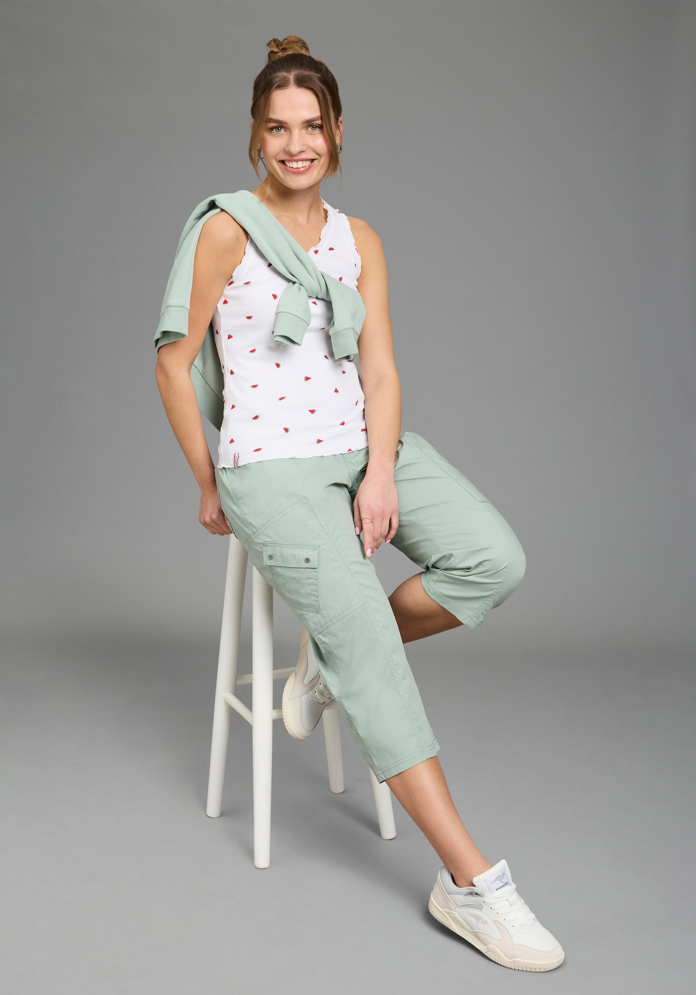 KangaROOS Shirttop mit Melonendruck, V-Ausschnitt und Knopfleiste, ärmellos, figurbetont