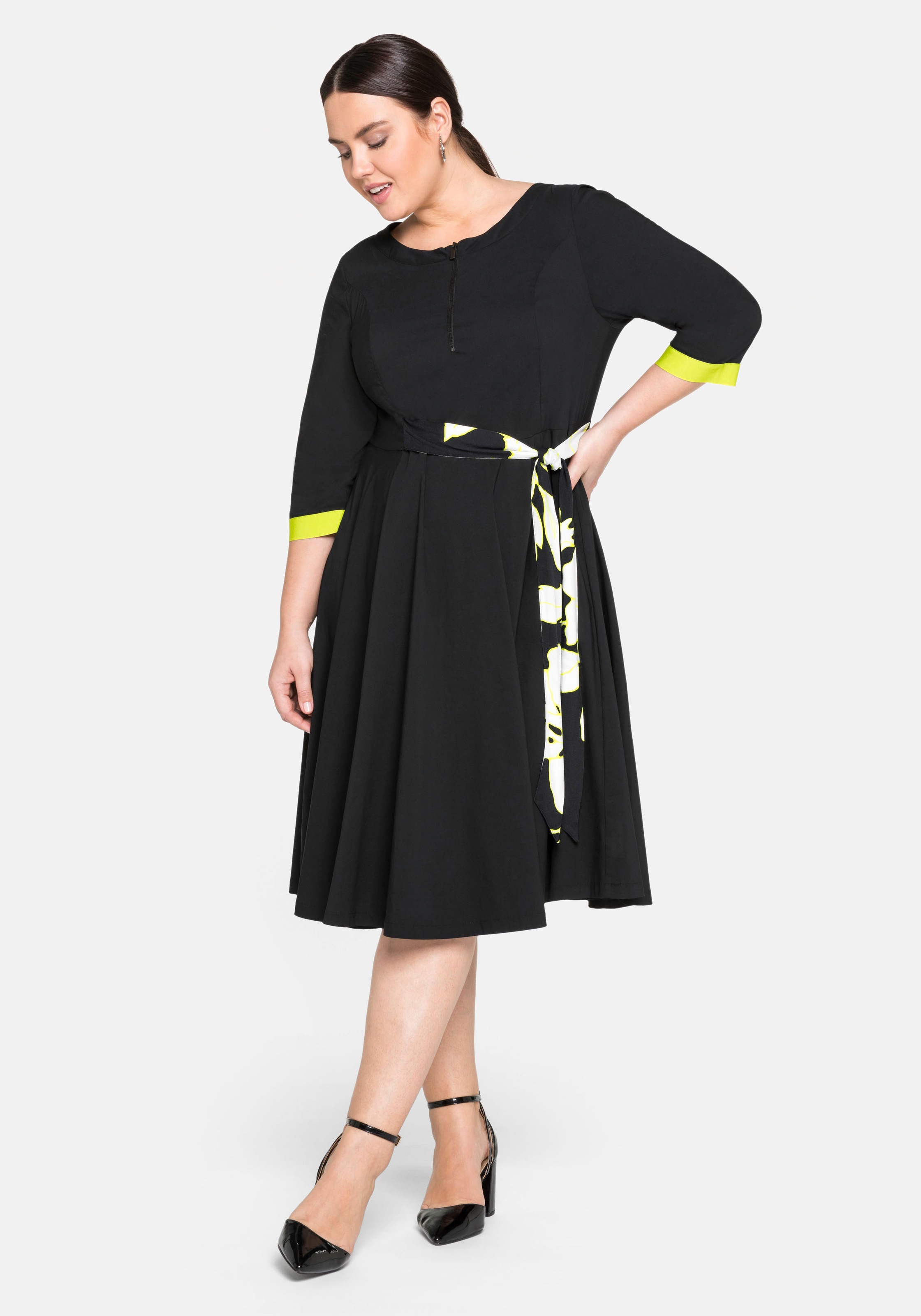 Sheego Shirtkleid, mit fixiertem Bindeband und Kontrastdetails