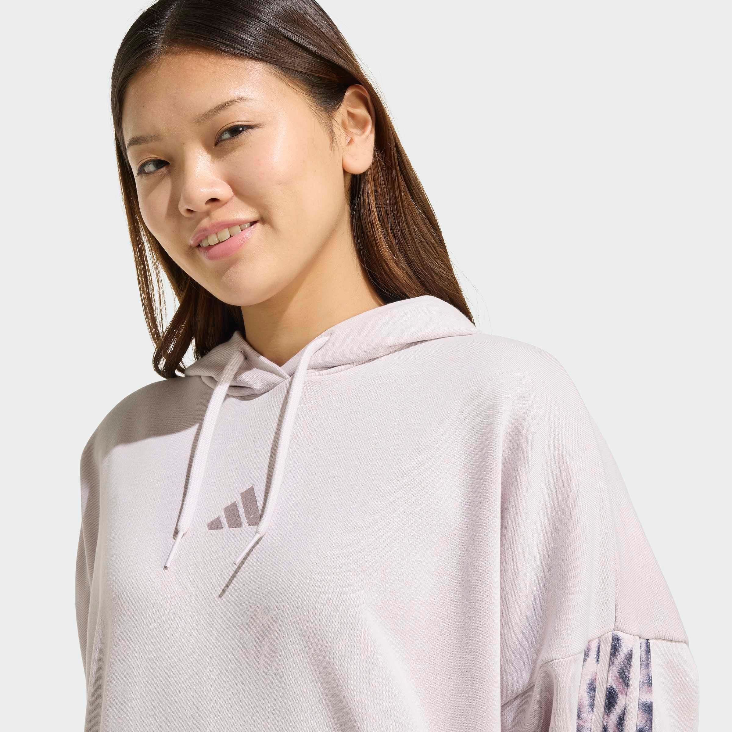 adidas Sportswear Kapuzensweatshirt »SEASONAL ESSENTIALS FRENCH TERRY HOODIE, LEOPARDENPRINT, 3-STREIFEN«
