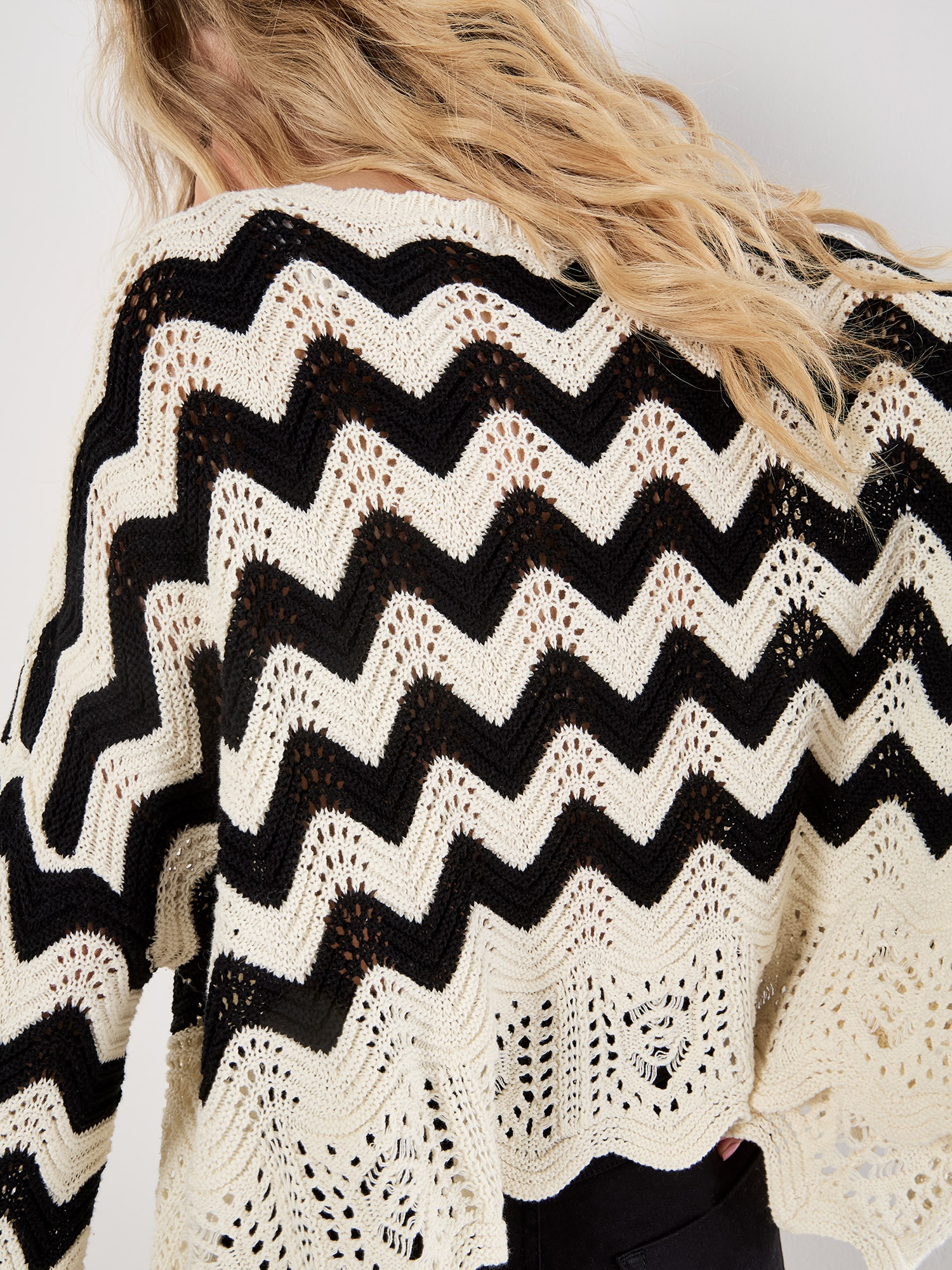 Apricot Rundhalspullover »Chevron-Pullover« mit Trompetenärmeln