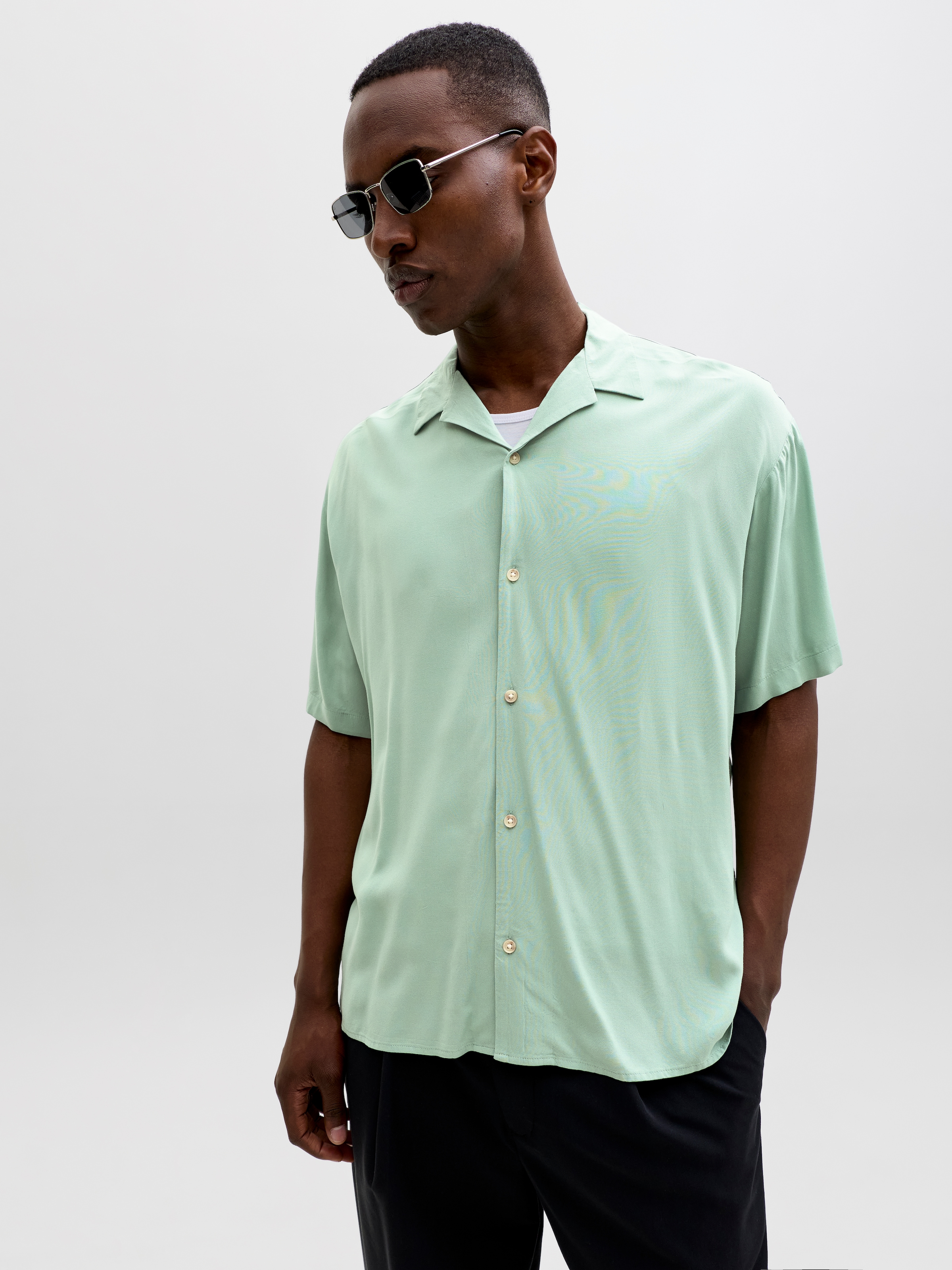 Jack & Jones Kurzarmhemd »JJEJEFF RESORT SOLID SHIRT SS SN« Viskose, loose fit