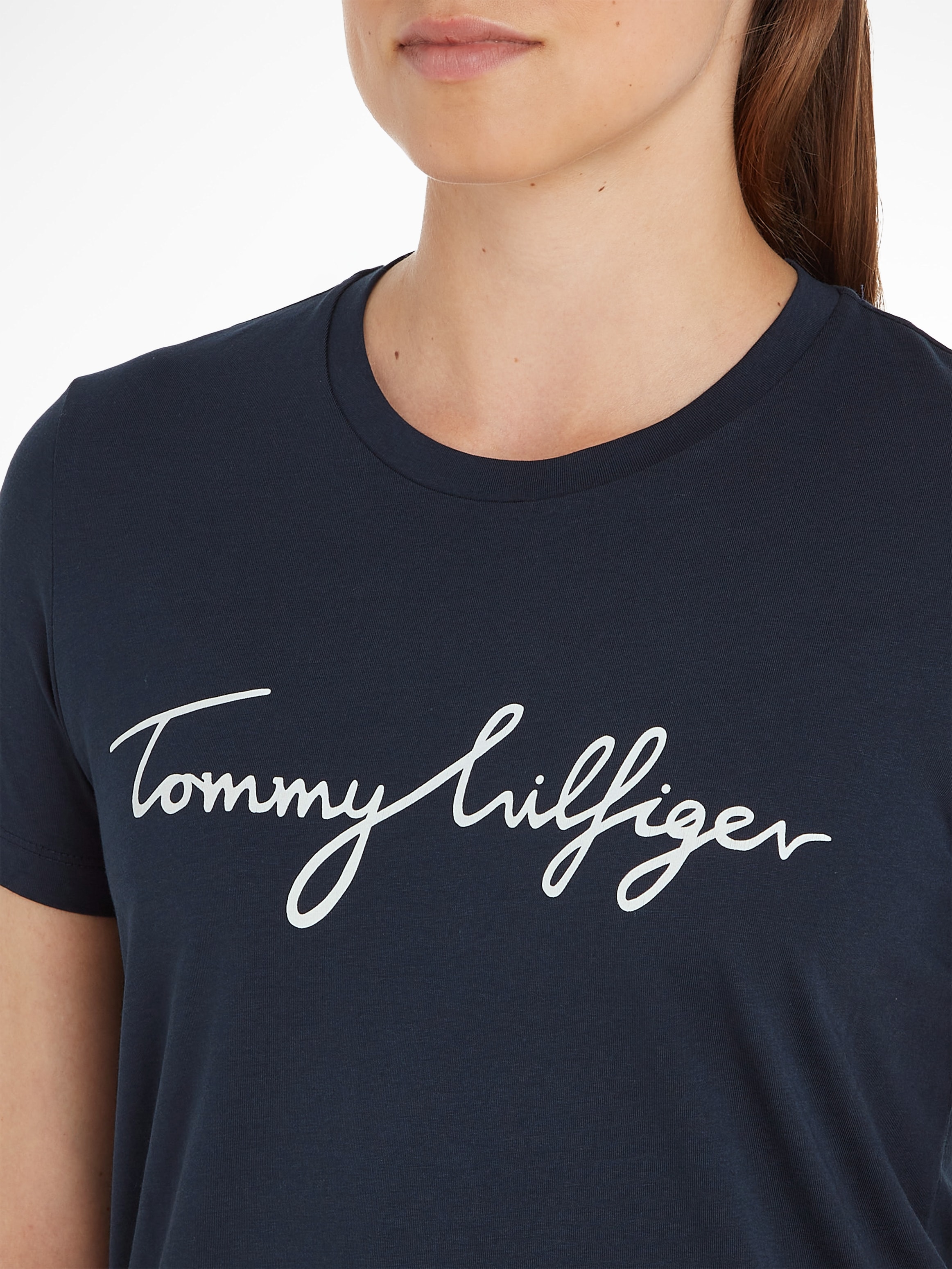 Tommy Hilfiger T-Shirt »HERITAGE CREW NECK GRAPHIC TEE«, mit Tommy Hilfiger Script Logo-Schriftzug & Logo-Flag am Saum