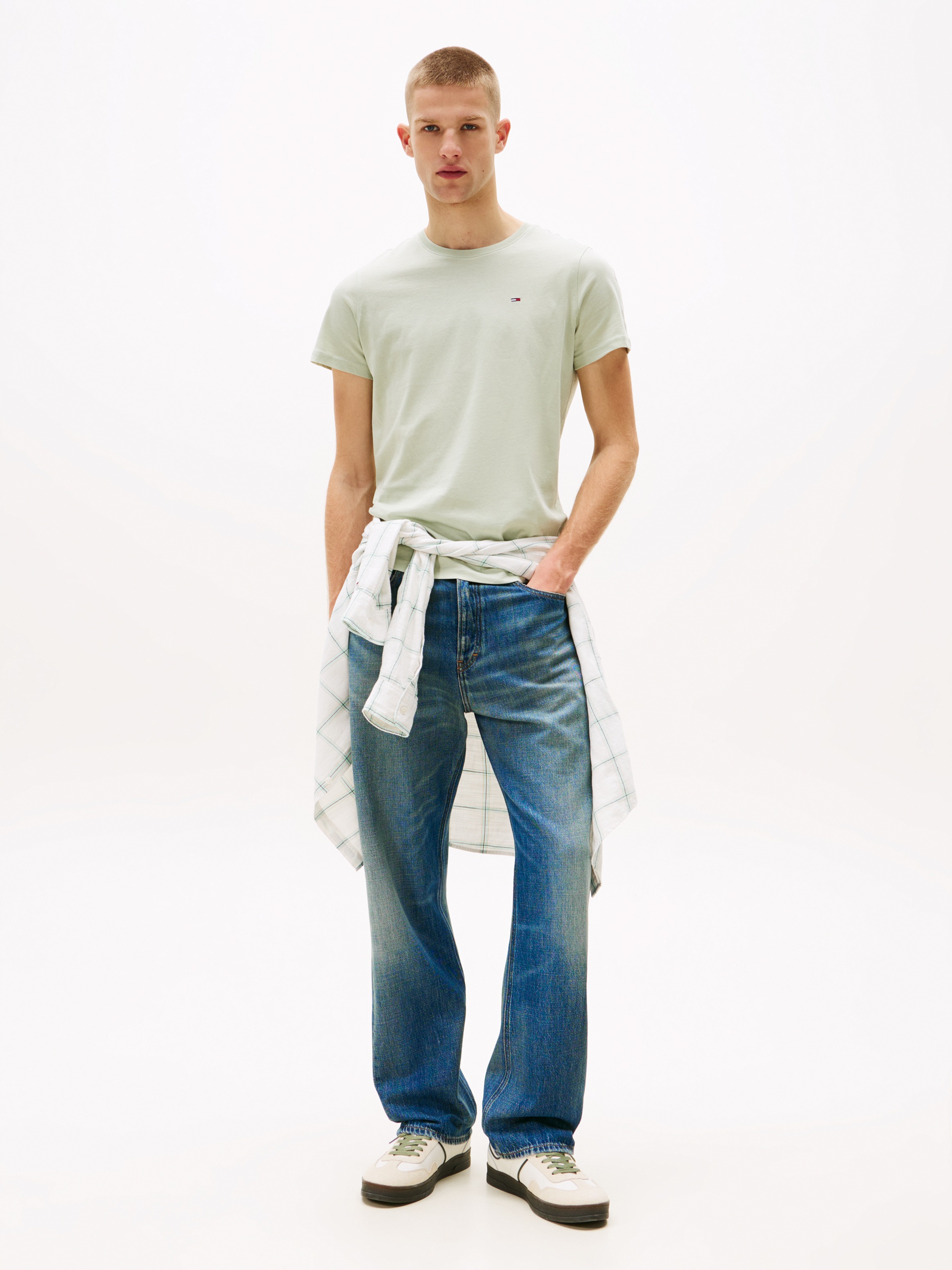 Tommy Jeans T-Shirt »TJM ESSENTIAL SOLID TEE«, mit Rundhalsausschnitt und dezenter Logo-Flag