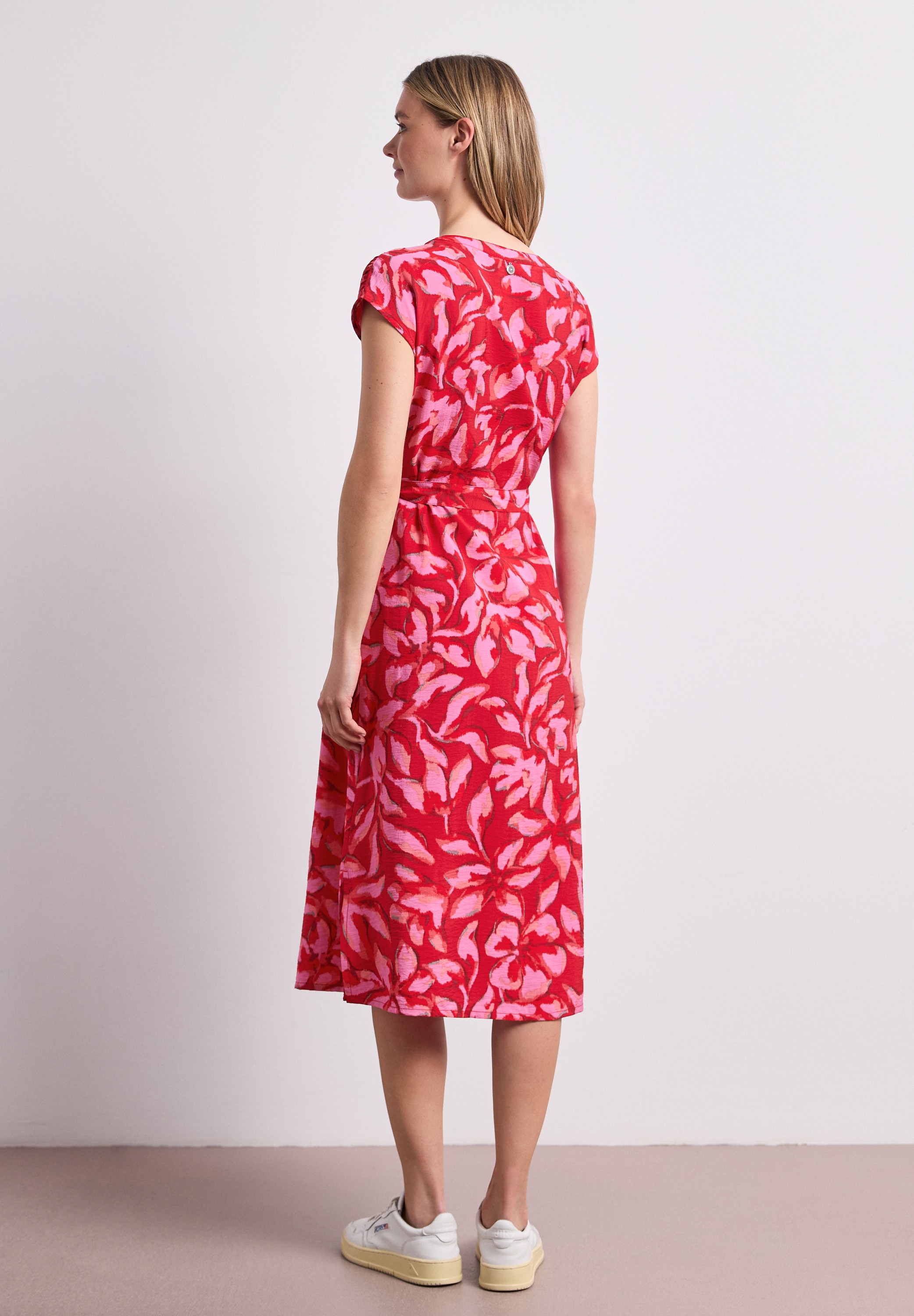 STREET ONE Midikleid Ohne Taschen Sommerkleid mit Split Neck und floralem Muster