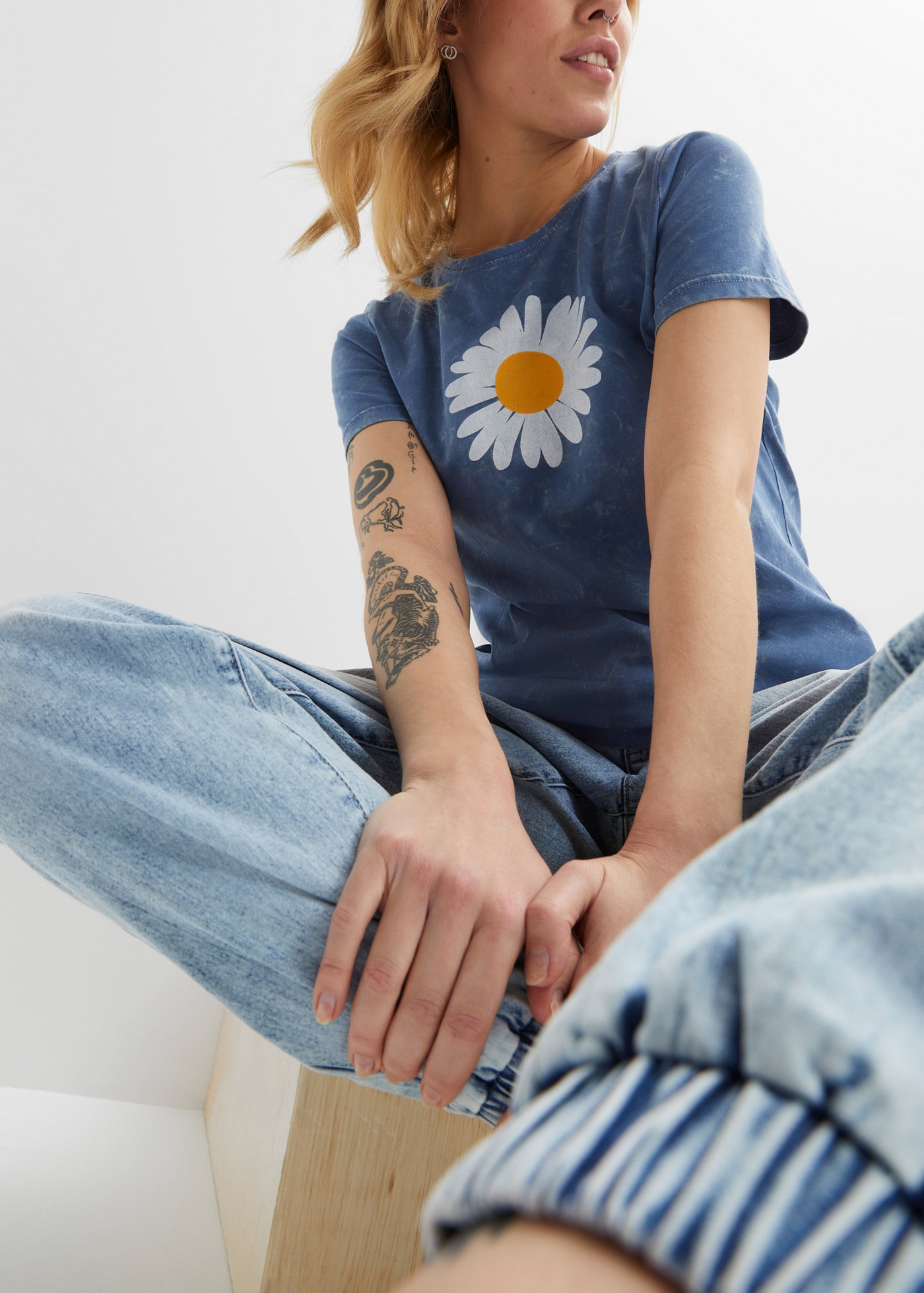 bonprix T-Shirt »T-Shirt aus reiner Baumwolle« Slim Fit Passform, Kurzarm, Gänseblümchen-Print, Moonwash-Effekt