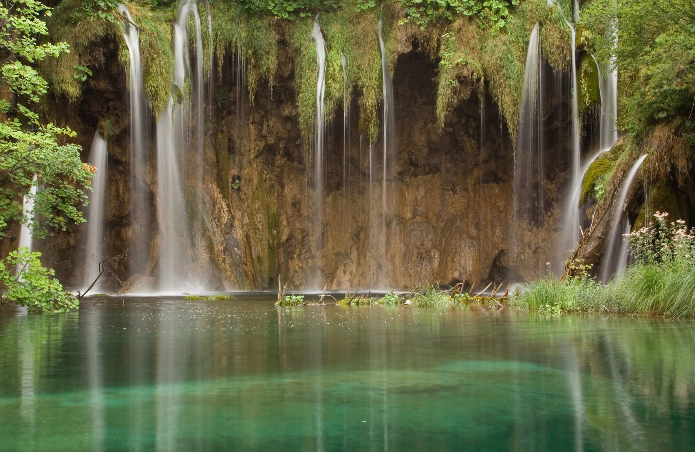 Fototapete »WASSERFALL-FLUSS SEE WALD STEINE BLUMEN BERGE BACH XXL«