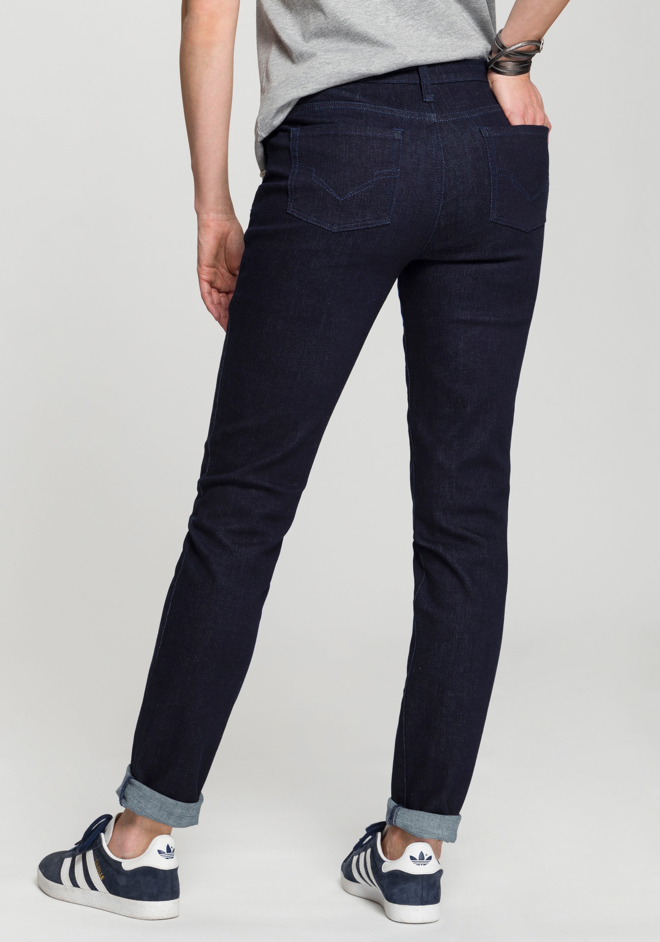 H.I.S Straight-Jeans »Mid-Waist«, Nachhaltige, wassersparende Produktion durch OZON WASH