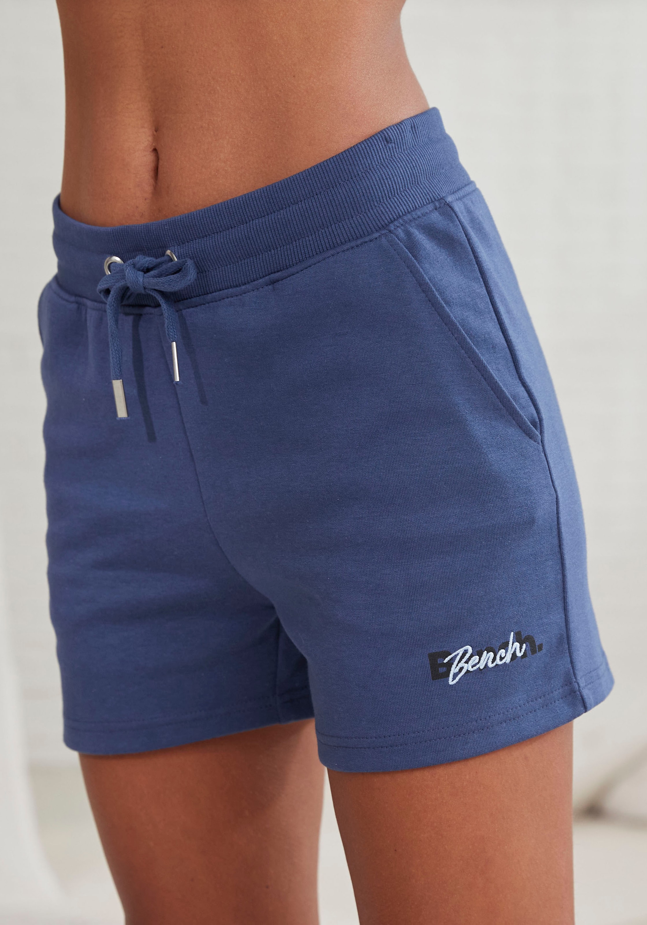 Bench. Loungewear Shorts, mit Logodruck und Stickerei