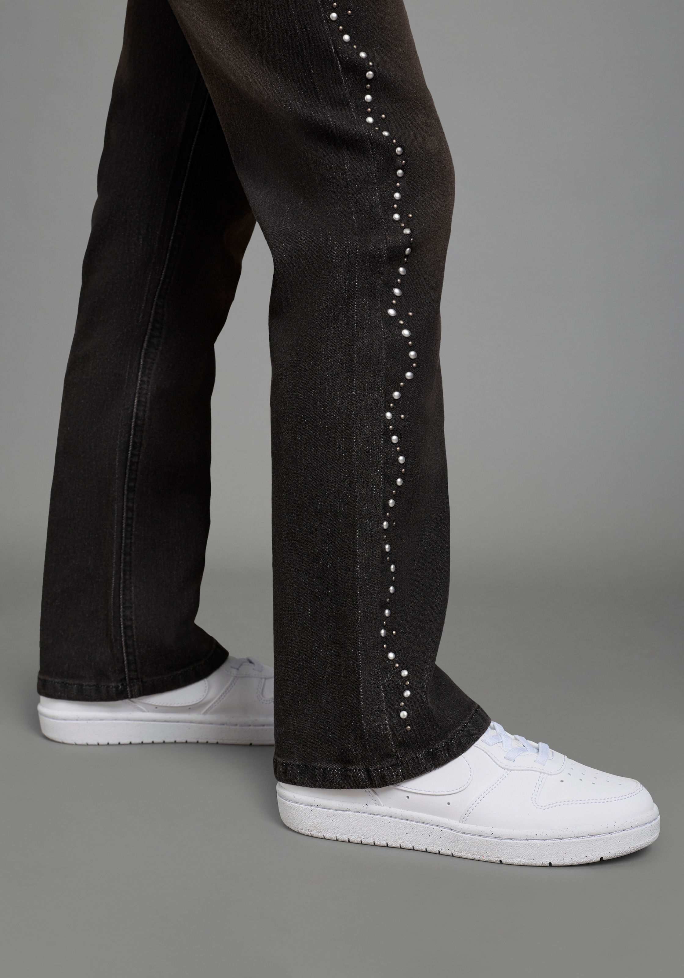 Bruno Banani Bootcut-Jeans »Stretchjeans mit Nieten an Seitennaht, perfekter Modeartikel« Jeans in Bootcut Fit, mit Glitzersteinen, mit Abriebeffekten