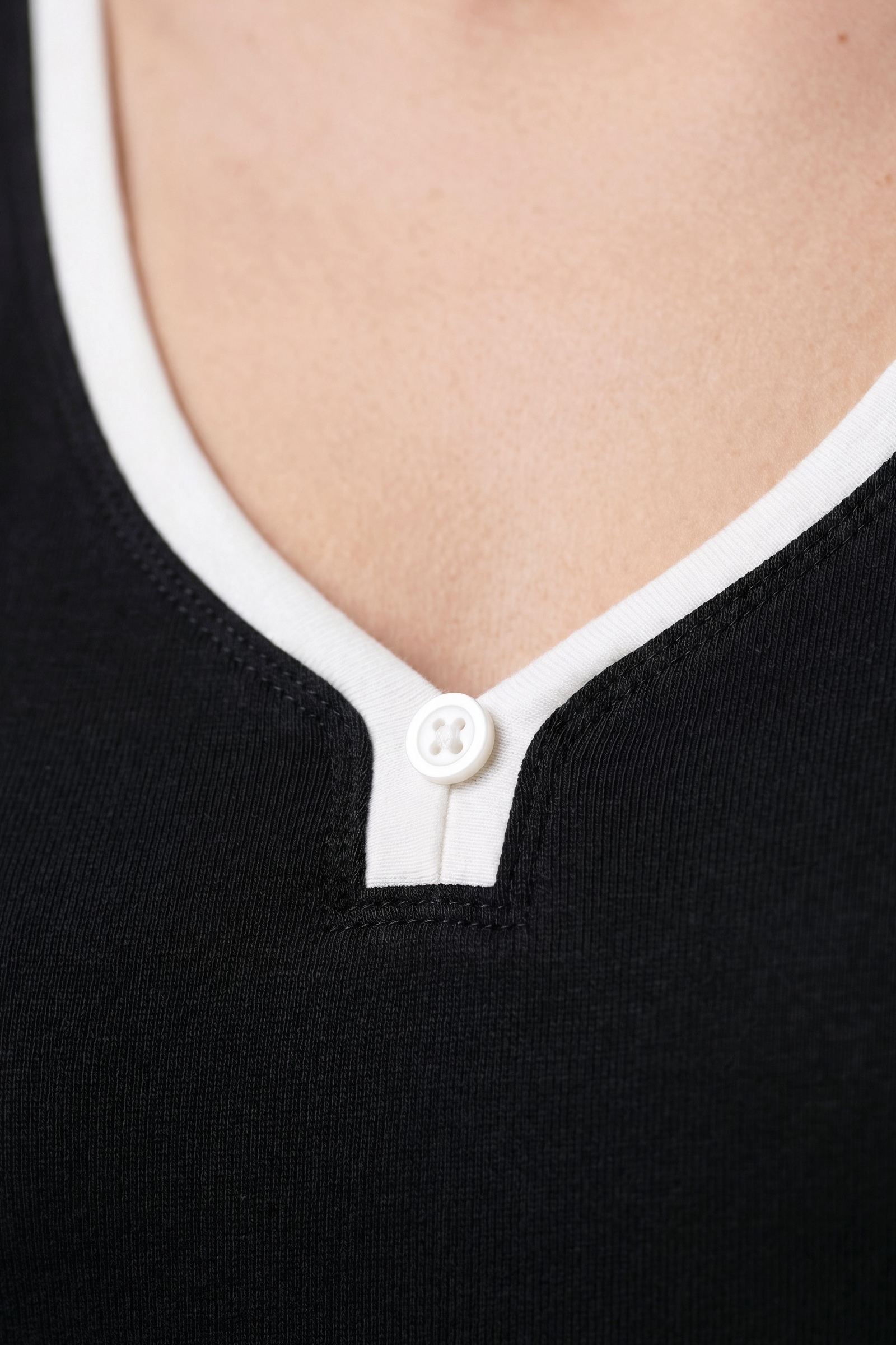 Alife & Kickin T-Shirt Tailliert geschnitten mit Kontrastpaspel und V-Ausschnitt
