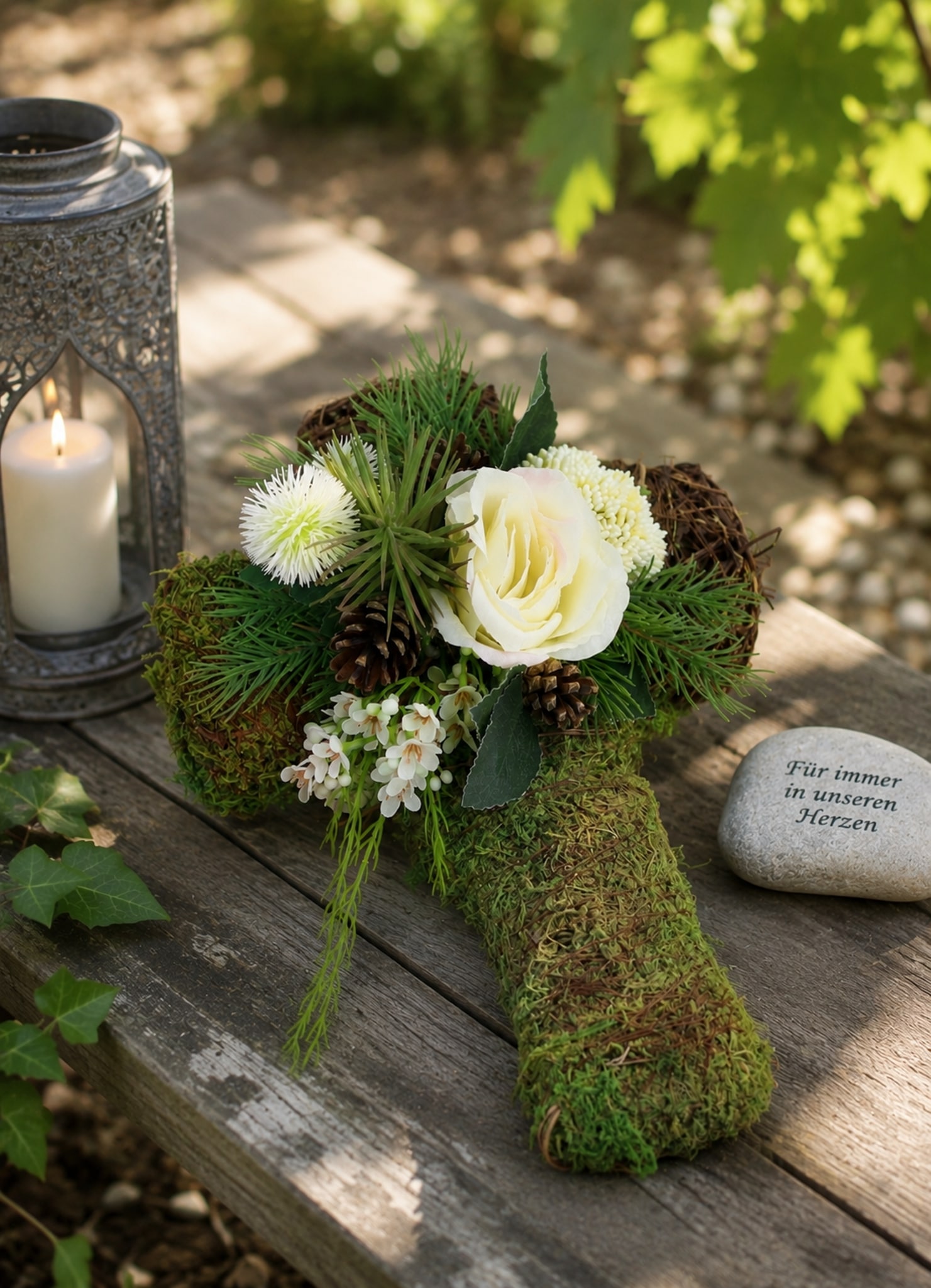 OTTO home Kunstblume »Gesteck mit Rosen auf Kreuz« Kreuzdekoration mit Kunstrosen, Zapfen und Ziergrün
