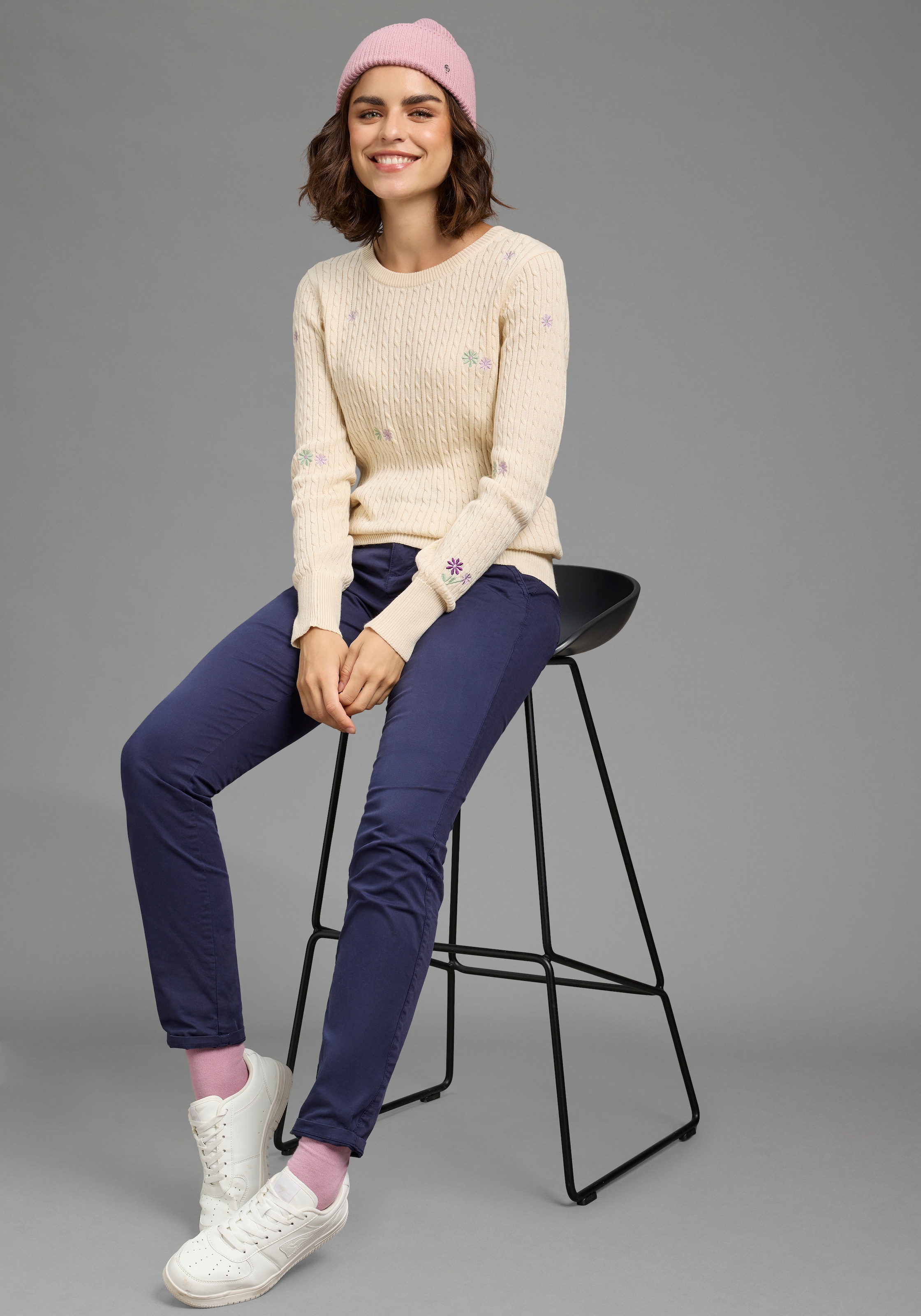 KangaROOS Strickpullover Blumenstickerei, schmale Basic-Passform, aus Baumwolle