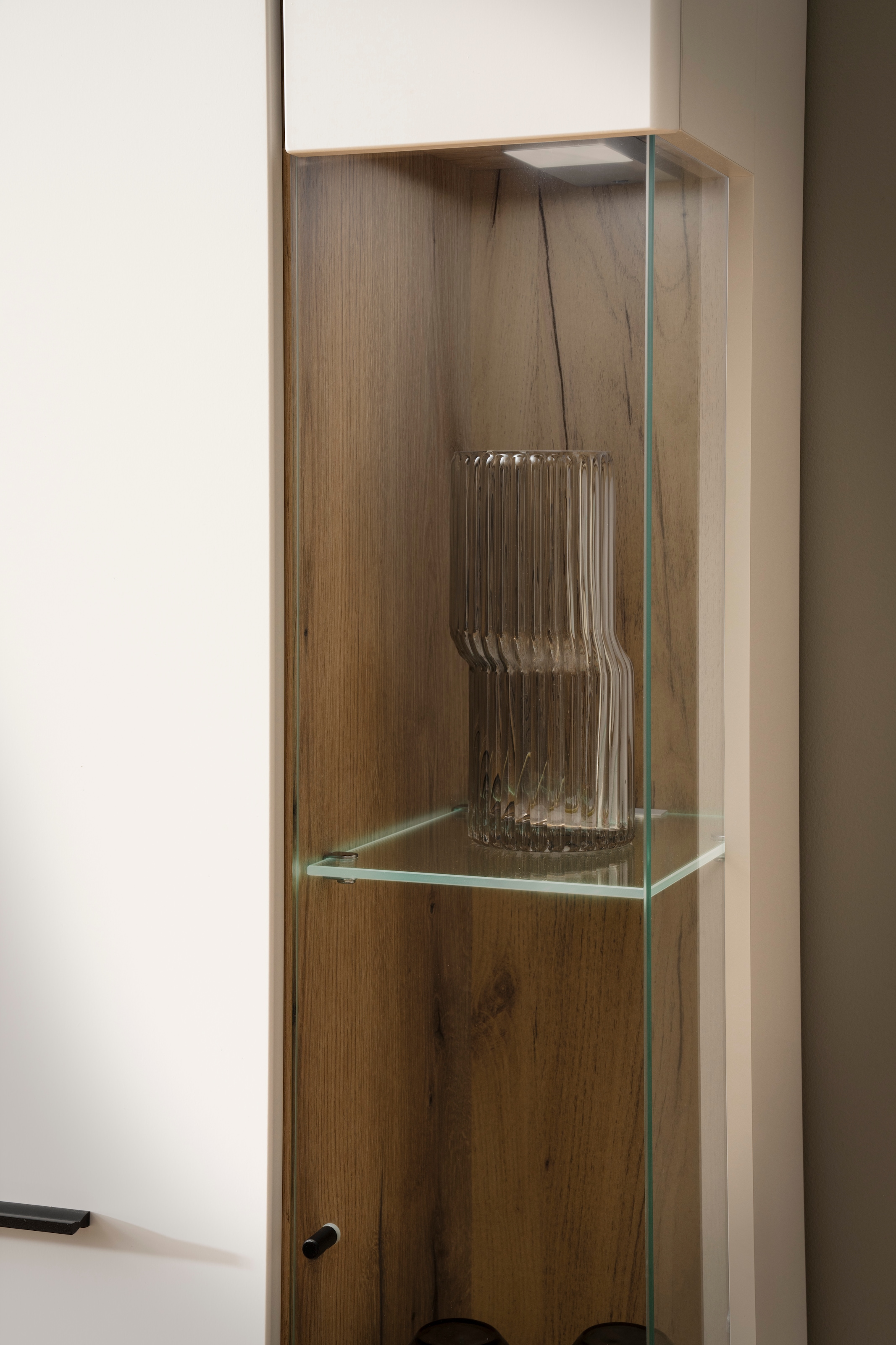 INOSIGN Vitrine »Salerno Hochschrank, Glasvitrine, Weiß mit Eiche Evoke Dekor, modern.«, Metallgriffe, ausreichend Stauraum, vielseitig einsetzbar, 72 cm breit