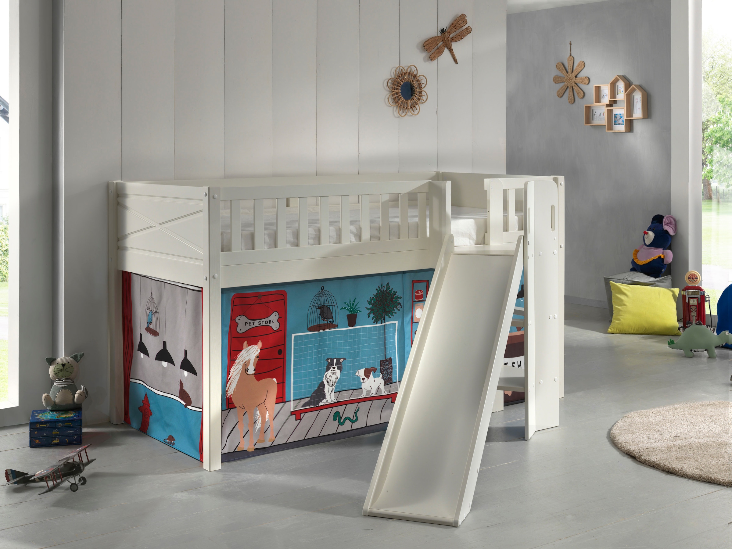 Vipack Hochbett »Scott, Spielbett, Kiefer massiv weiß lackiert, mit Rolllattenrost«, (B/H/T ca. 207,6x114x203,7cm, Kopf-/Fußteil mit Fräsung, stabil gebaut), mit Rutsch-/Leiterturm, LF 90x200 cm, inkl. Vorhang, 7 Designs