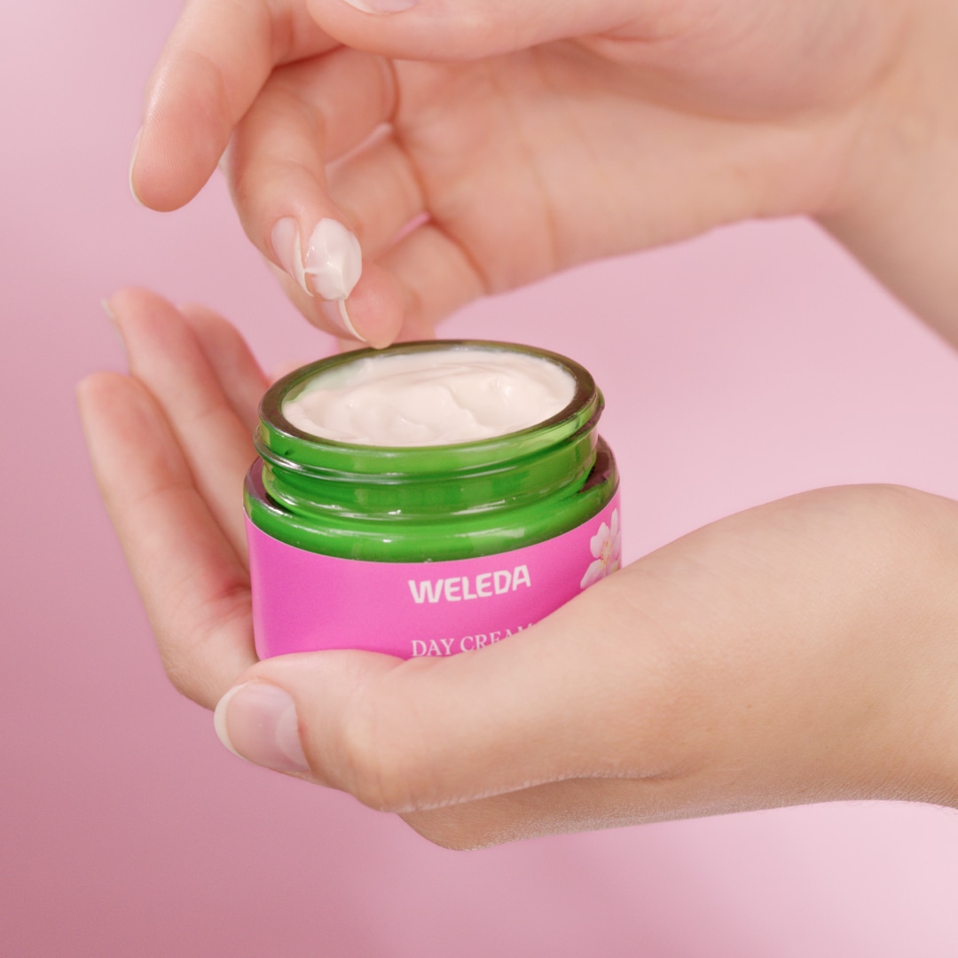 WELEDA Gesichtspflege »Weleda Glättende Tagespflege Wildrose & Weisser Tee« sofortiger Feuchtigkeitsboost, für alle Hauttypen