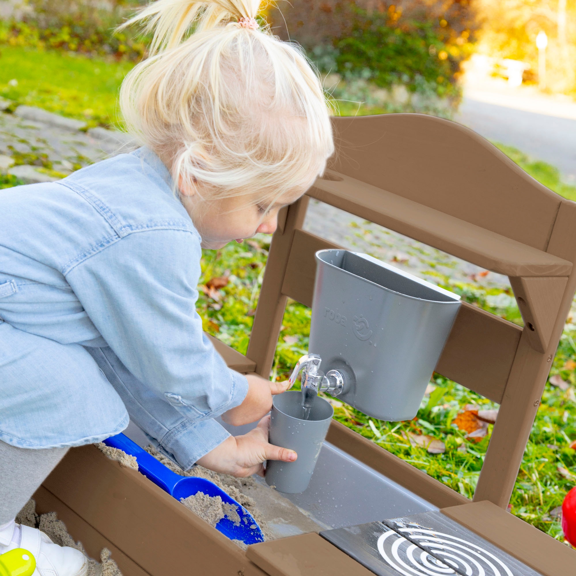 roba® Outdoor-Spielküche »Matschküche zum Hängen, teakholzfarben lasiert, aus Holz«, FSC® - schützt Wald - weltweit