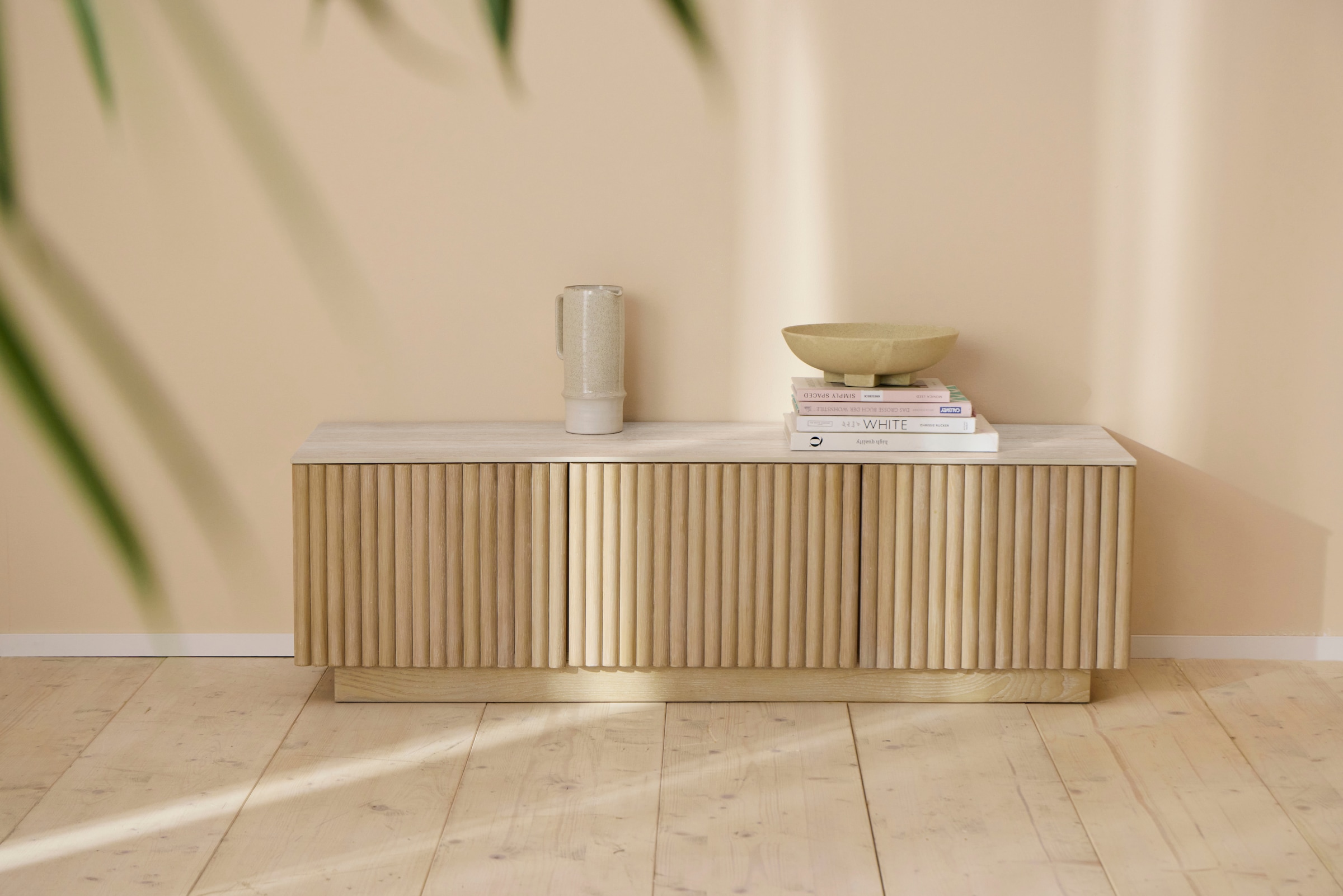 homsy by Ana Johnson TV-Schrank »Solva« Holzoptik aus Esche, geriffelte Front, Keramikplatte, Breite 138 cm
