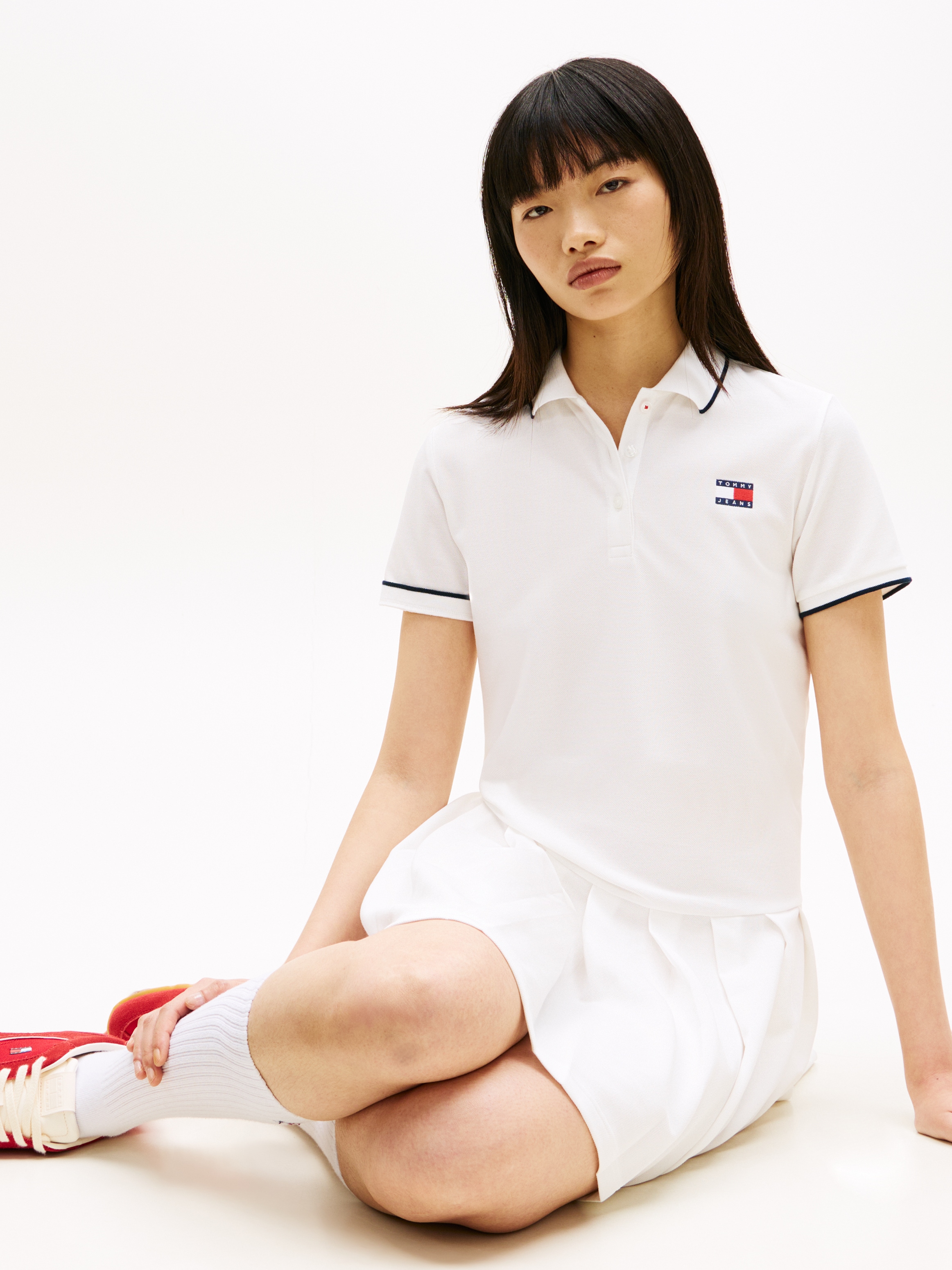 Tommy Jeans Polokleid »TJW BADGE PLEAT PIQUE DRESS EXT« mit Kontrastdetails, entspannte Passform