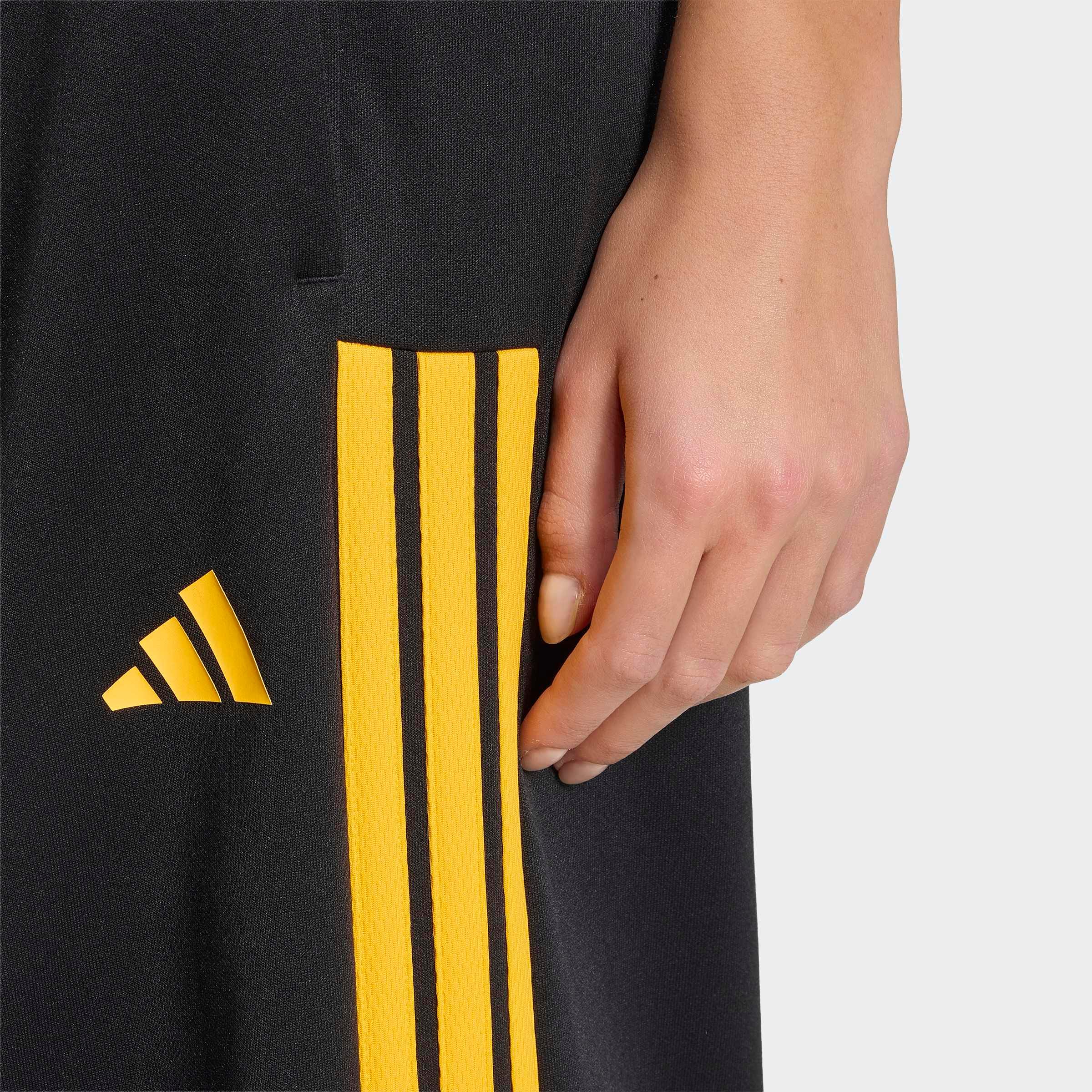 adidas Sportswear Sporthose »HOUSE OF TIRO, WEITES BEIN«  sportlicher Stil, für Training und Freizeit, mit Kordelverschluss