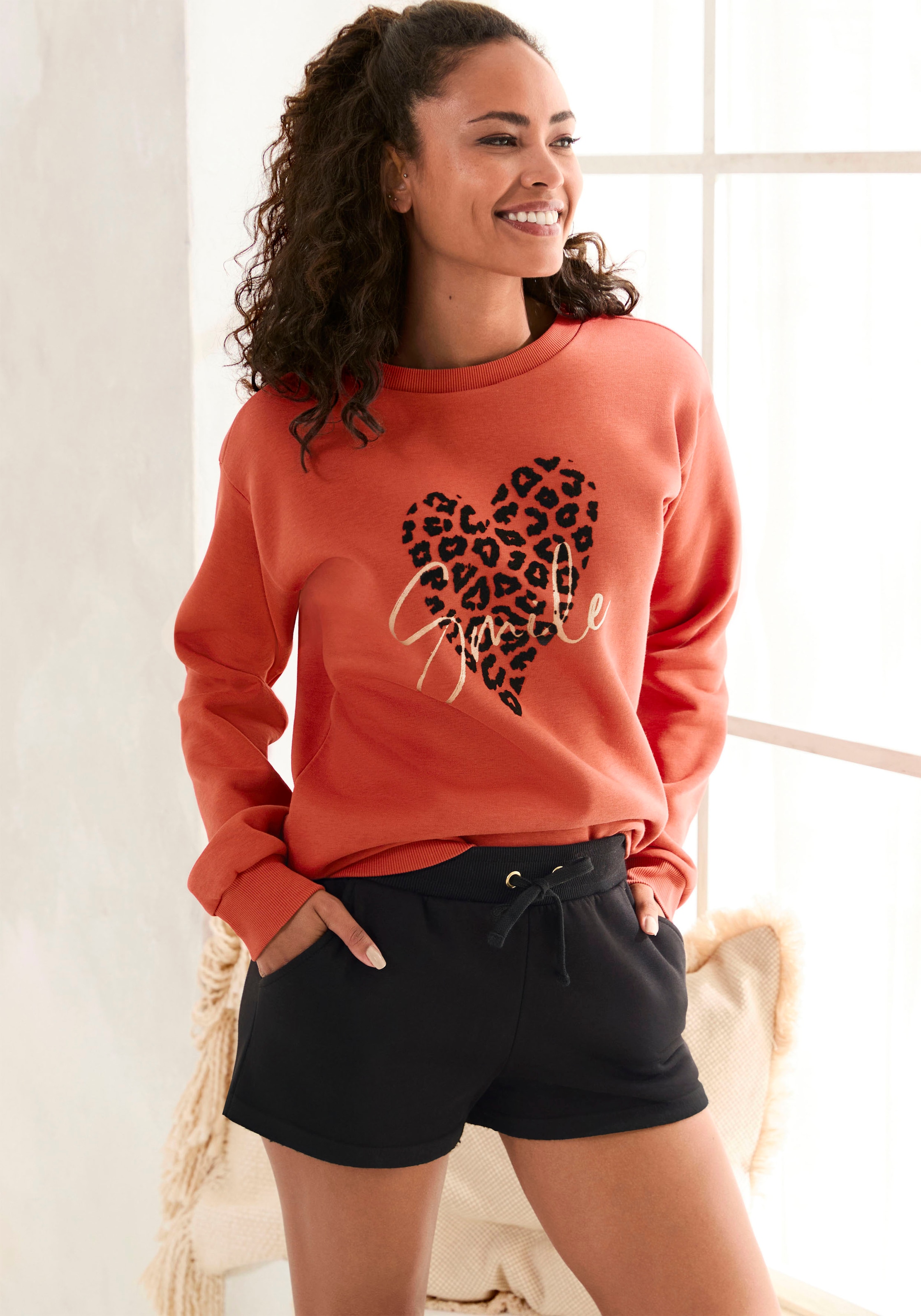 LASCANA Sweatshirt, Loungehirt mit Herz-Leo-Druck, Loungewear