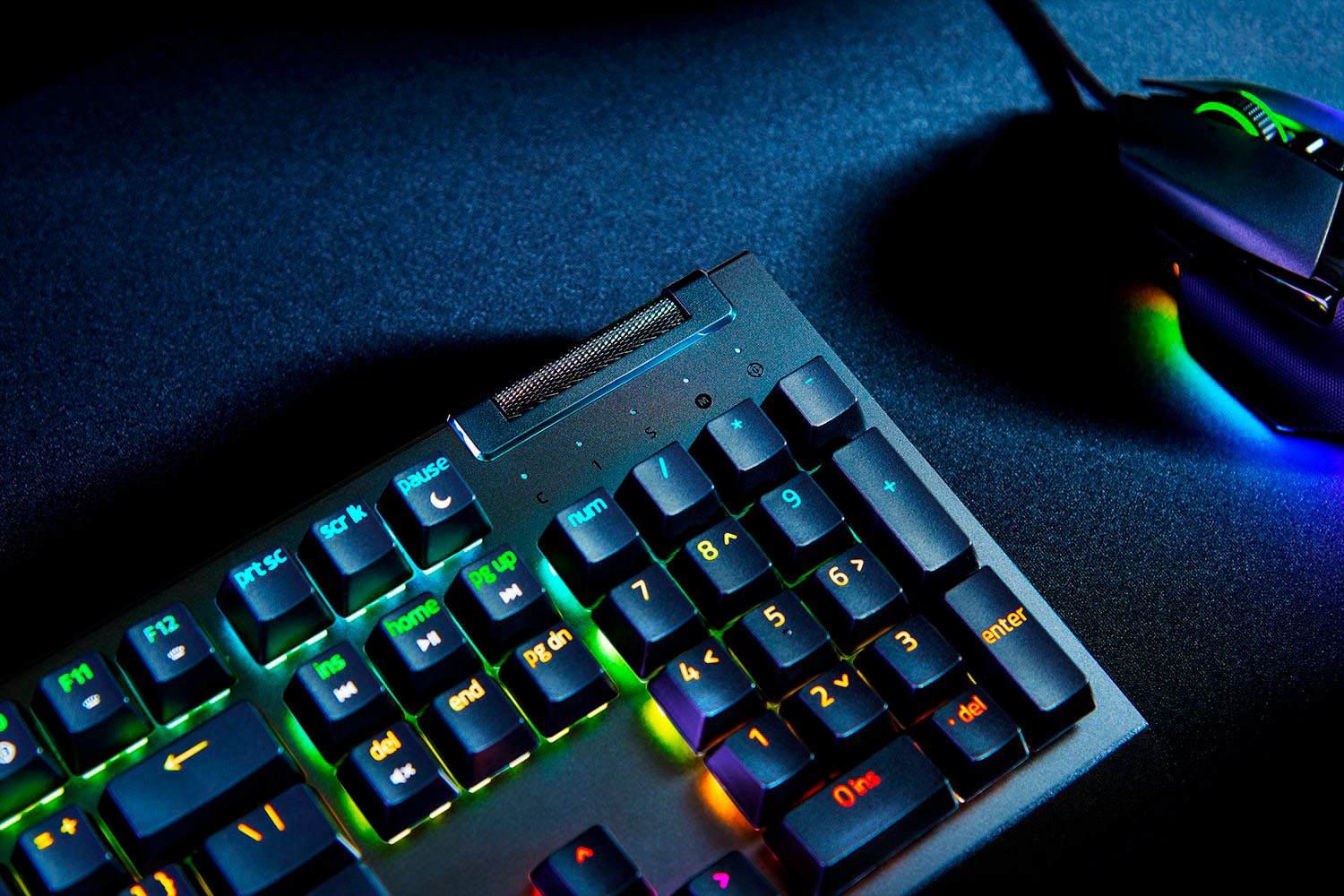 RAZER Tastatur »BlackWidow V4 X - Grün Switch - DE«, (Funktionstasten-Lautstärkeregler-Makro-Tasten-Multimedia-Tasten-Profil-Speicher-Ziffernblock-USB-Anschluss)