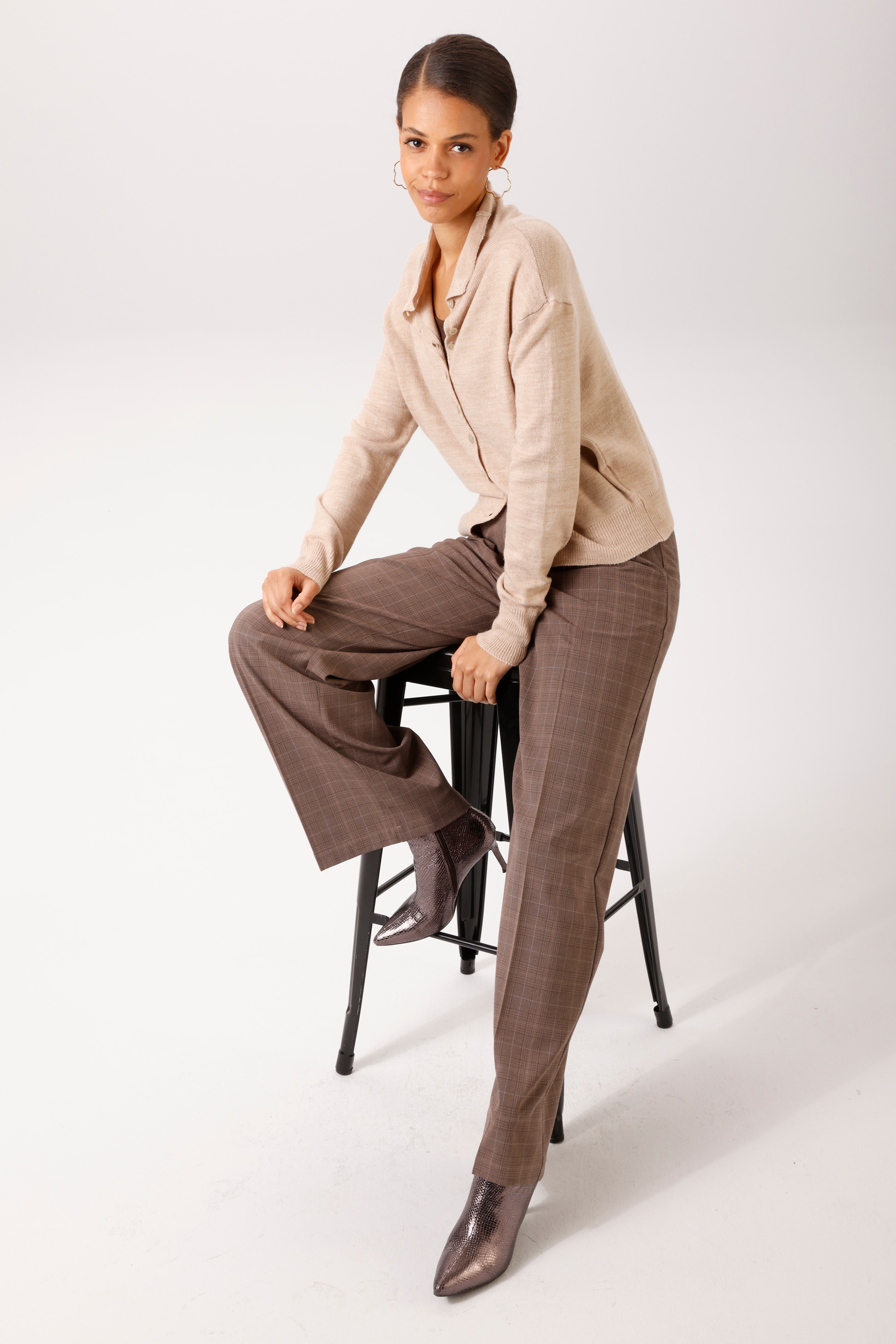 Aniston CASUAL Strickjacke mit Rollkante am Stehkragen - NEUE KOLLEKTION