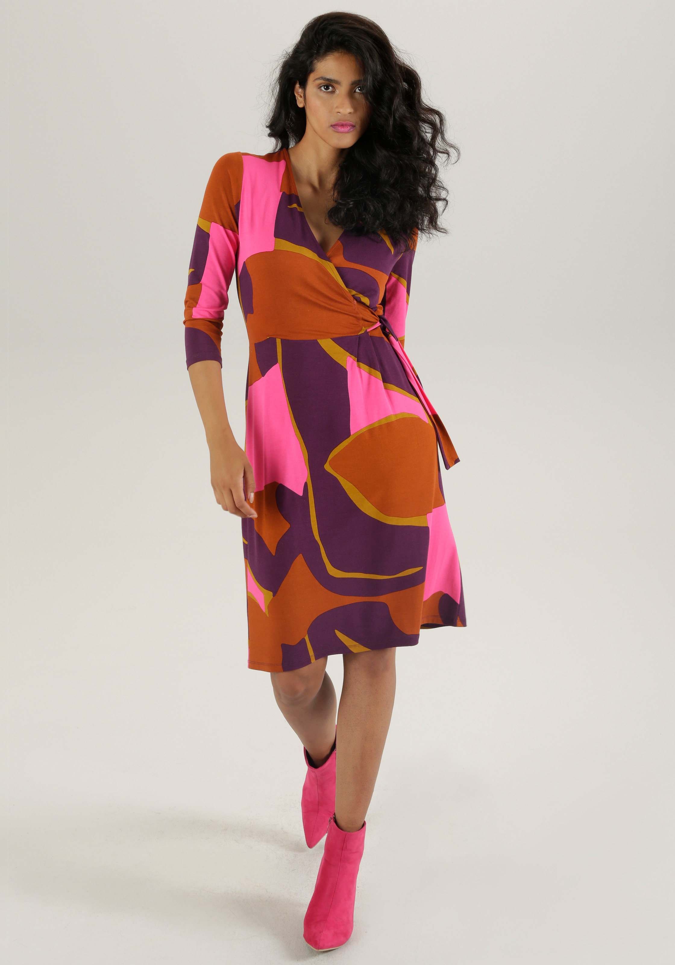 Aniston SELECTED Jerseykleid, mit verführerischem Ausschnitt und trendy Druck