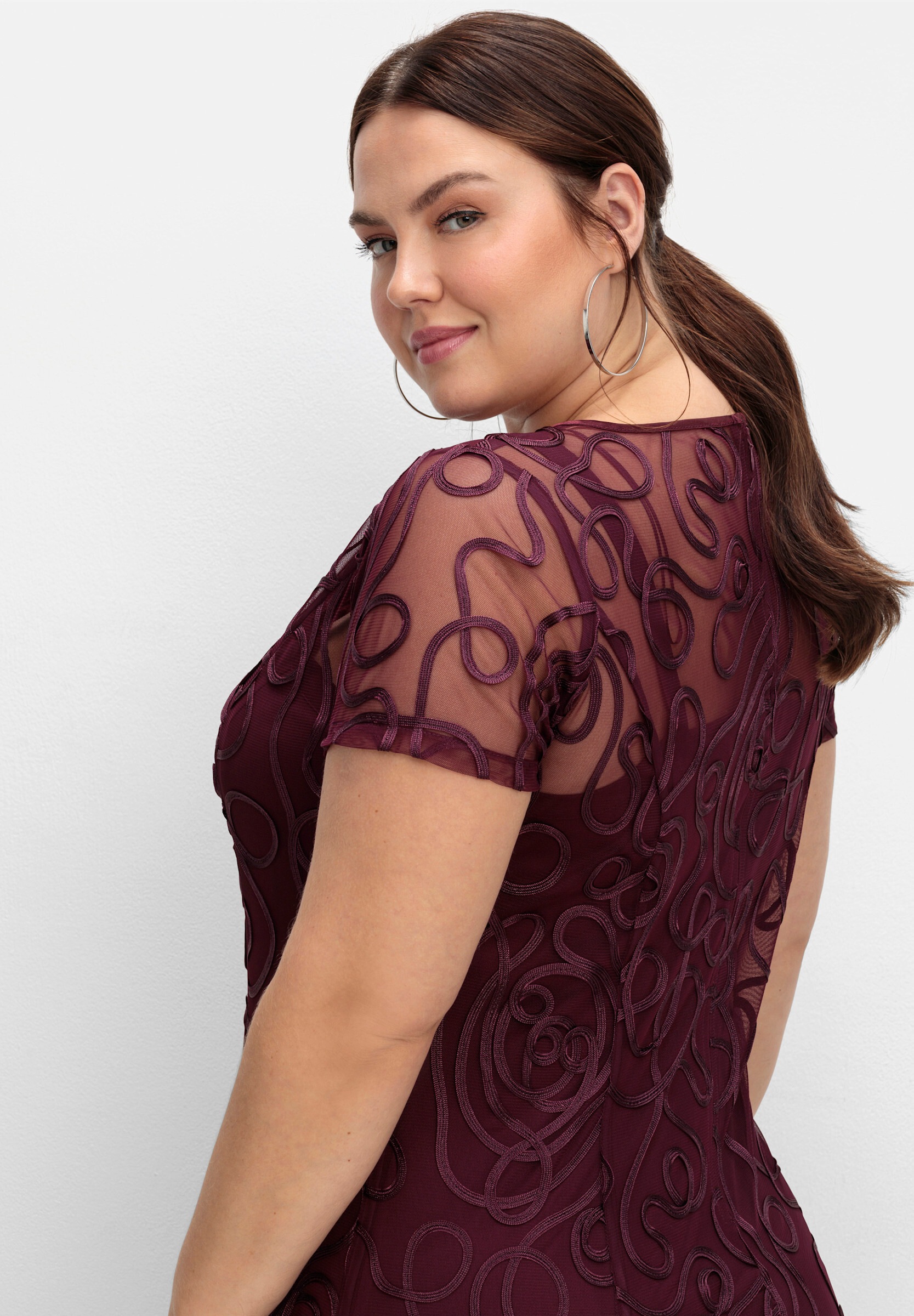 Sheego Cocktailkleid »Spitzenkleid Cocktailkleid mit Zierborten« Ohne Tasche in leicht ausgestellter Passform