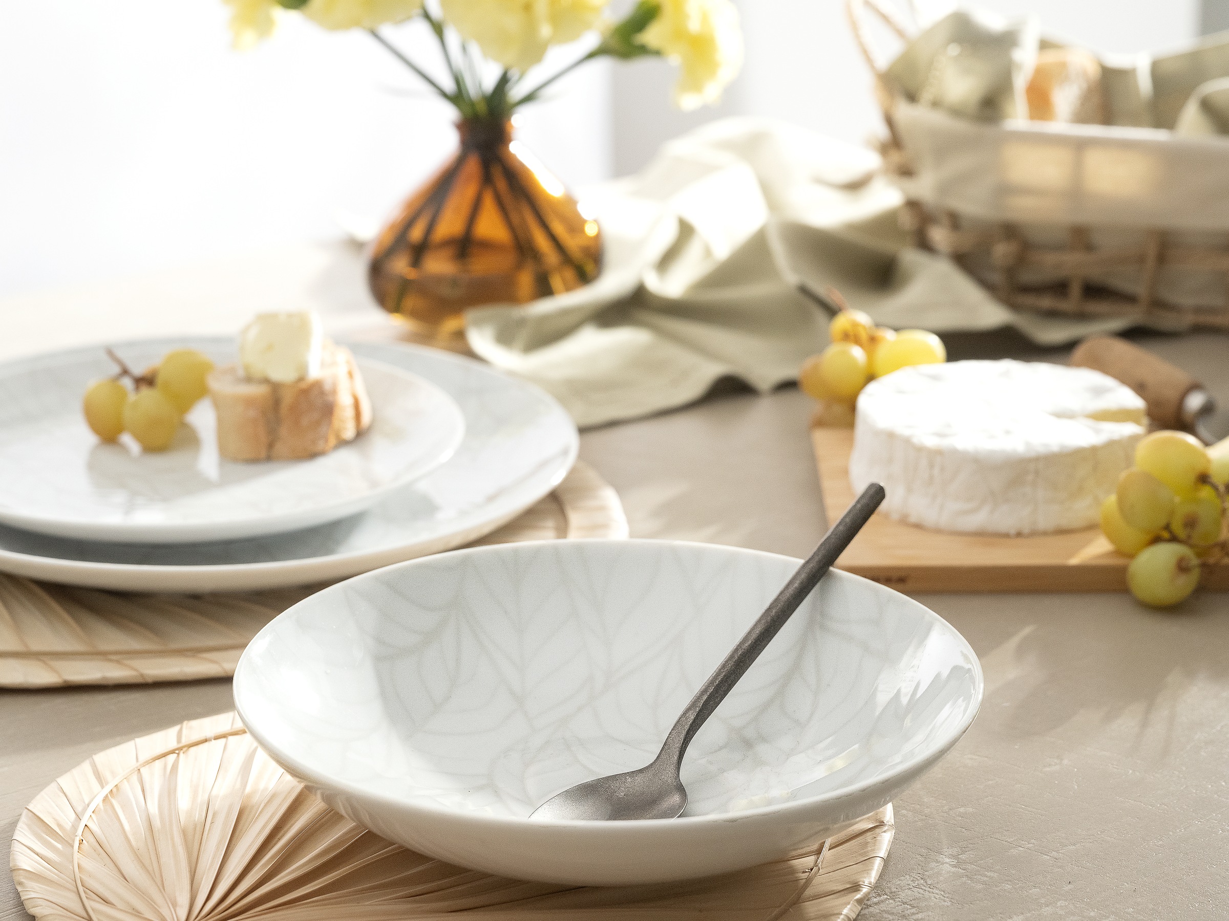 CreaTable Teller-Set »Geschirr-Set Home - Blätter«, (Set, 12 tlg., Tafelservice für 4 Personen), Service, weiß, Used-/Vintage-Look, 12 Teile, für 4 Personen